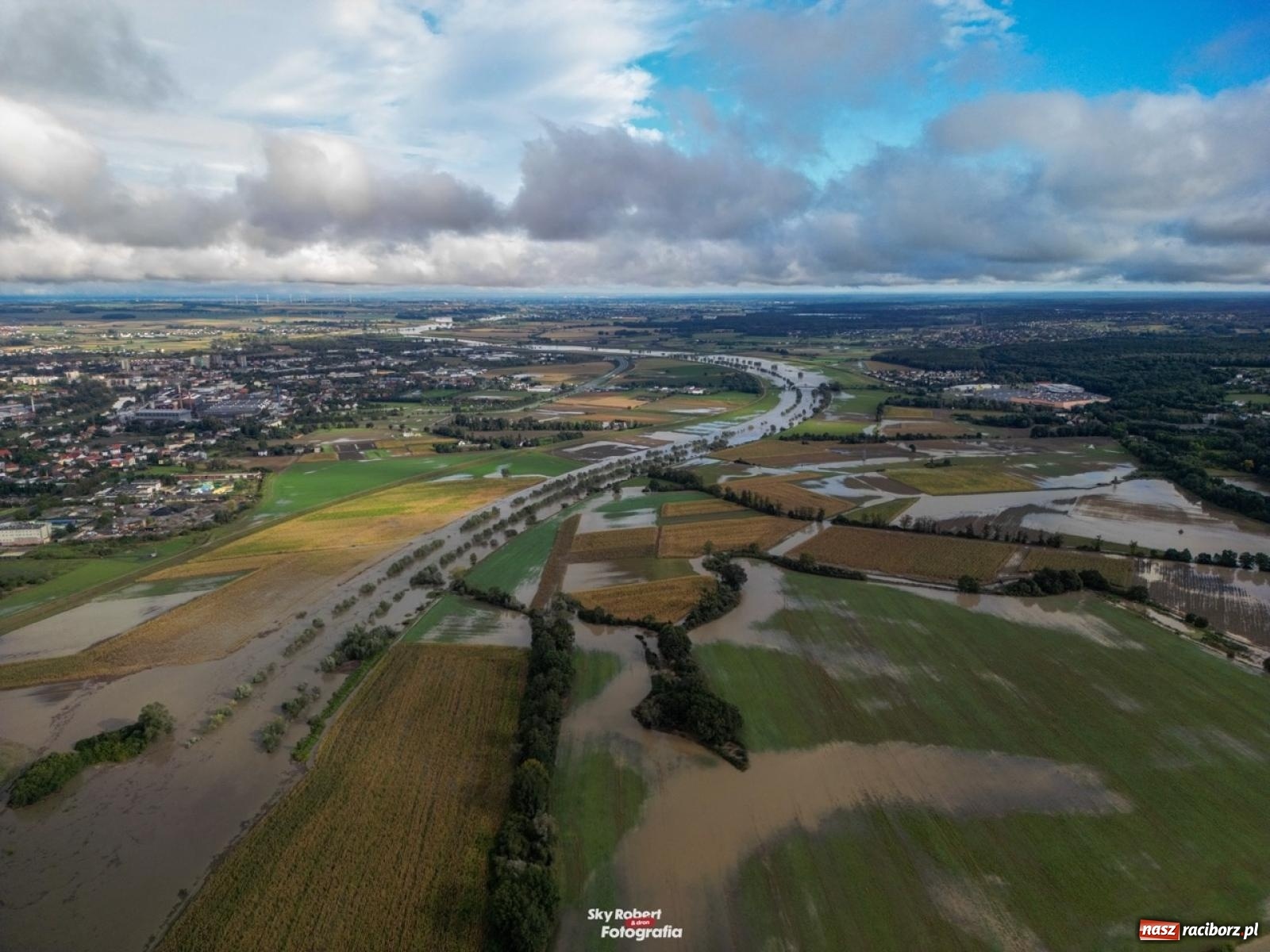 Zdjęcie w galerii na portalu naszraciborz.pl: Wody Polskie zwiększyły odpływ ze zbiornika Racibórz. Służby spodziewają się dużej fali na Odrze [FOTO z drona i WIDEO] wiadomości z regionu