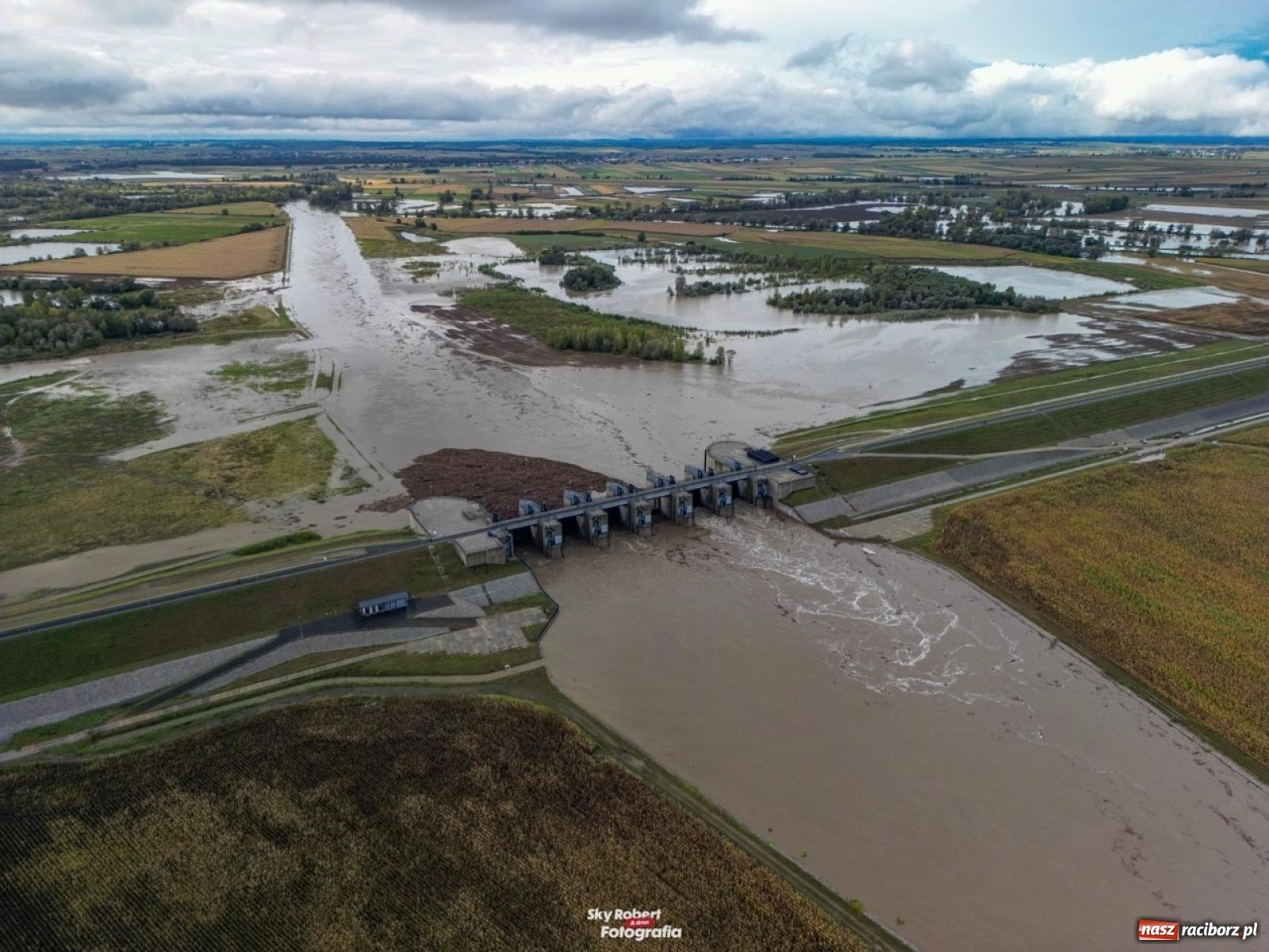 Zdjęcie w galerii na portalu naszraciborz.pl: Wody Polskie zwiększyły odpływ ze zbiornika Racibórz. Służby spodziewają się dużej fali na Odrze [FOTO z drona i WIDEO] wiadomości z regionu