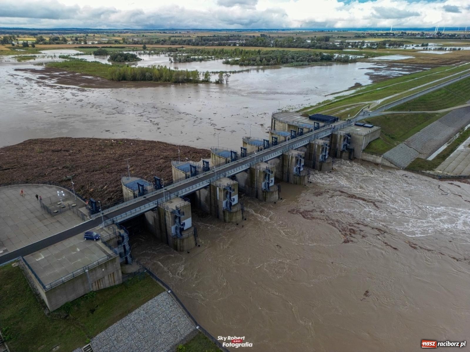 Zdjęcie w galerii na portalu naszraciborz.pl: Wody Polskie zwiększyły odpływ ze zbiornika Racibórz. Służby spodziewają się dużej fali na Odrze [FOTO z drona i WIDEO] wiadomości z regionu