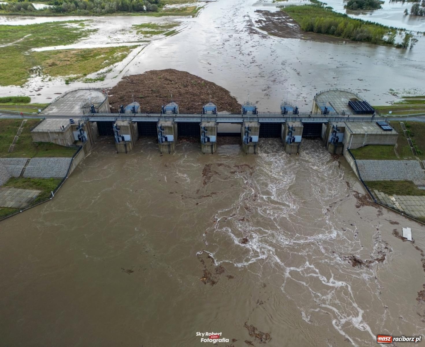 Zdjęcie w galerii na portalu naszraciborz.pl: Wody Polskie zwiększyły odpływ ze zbiornika Racibórz. Służby spodziewają się dużej fali na Odrze [FOTO z drona i WIDEO] wiadomości z regionu