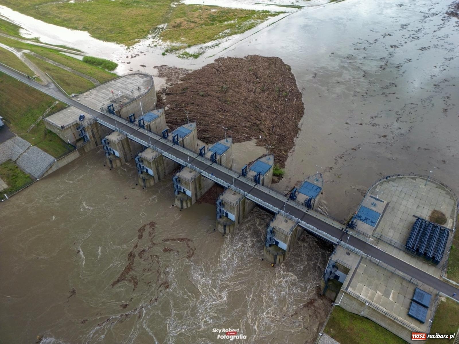 Zdjęcie w galerii na portalu naszraciborz.pl: Wody Polskie zwiększyły odpływ ze zbiornika Racibórz. Służby spodziewają się dużej fali na Odrze [FOTO z drona i WIDEO] wiadomości z regionu