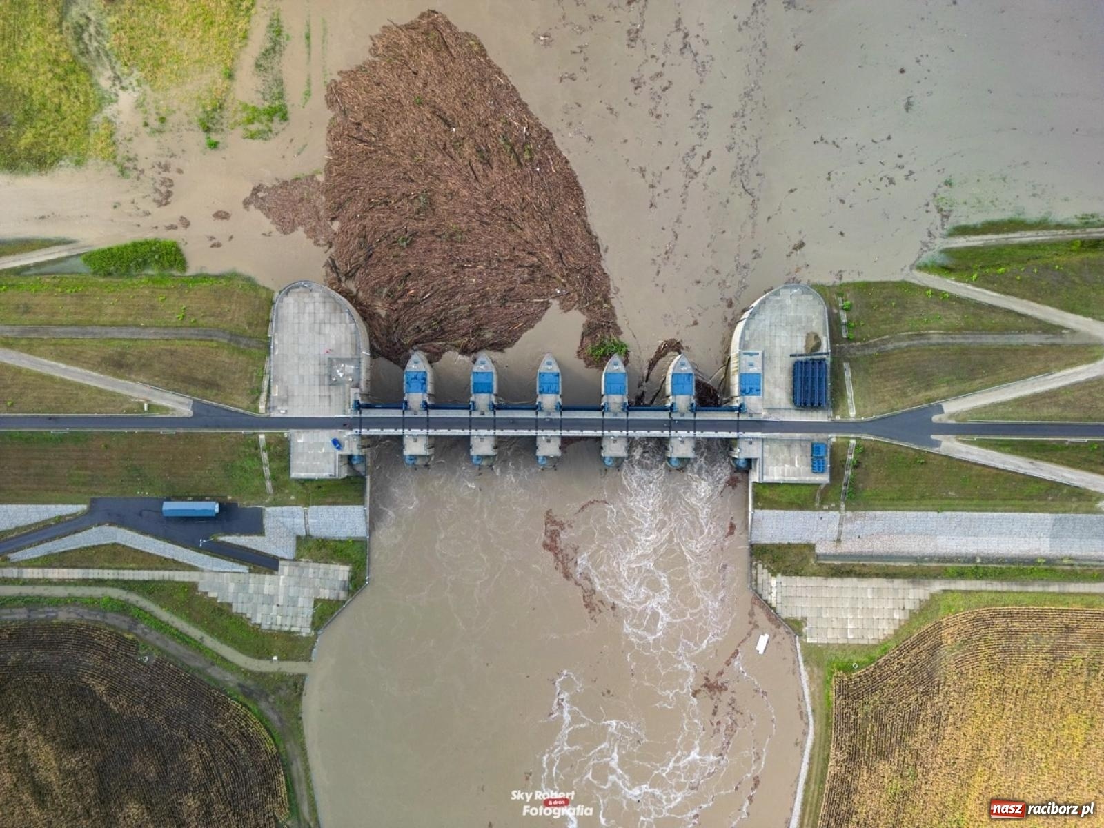 Zdjęcie w galerii na portalu naszraciborz.pl: Wody Polskie zwiększyły odpływ ze zbiornika Racibórz. Służby spodziewają się dużej fali na Odrze [FOTO z drona i WIDEO] wiadomości z regionu