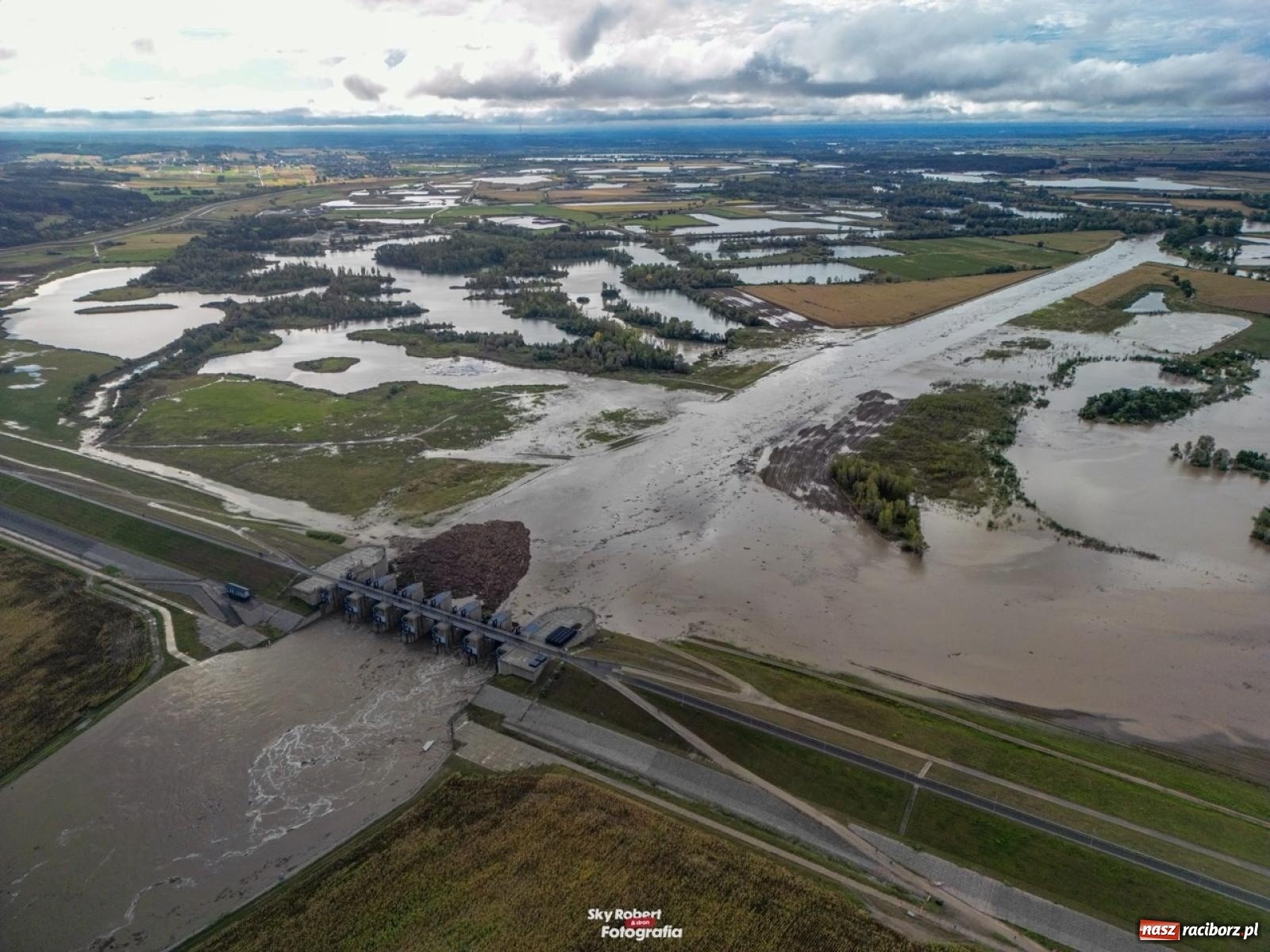 Zdjęcie w galerii na portalu naszraciborz.pl: Wody Polskie zwiększyły odpływ ze zbiornika Racibórz. Służby spodziewają się dużej fali na Odrze [FOTO z drona i WIDEO] wiadomości z regionu