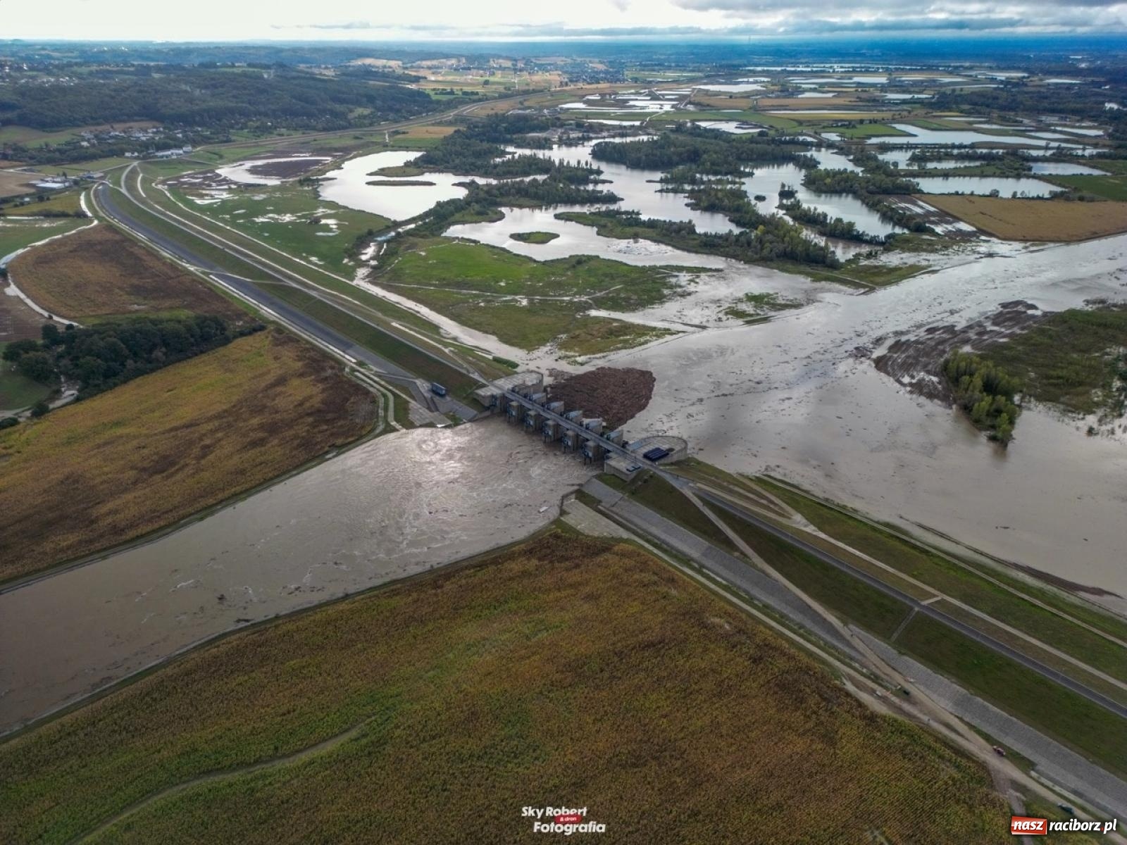 Zdjęcie w galerii na portalu naszraciborz.pl: Wody Polskie zwiększyły odpływ ze zbiornika Racibórz. Służby spodziewają się dużej fali na Odrze [FOTO z drona i WIDEO] wiadomości z regionu