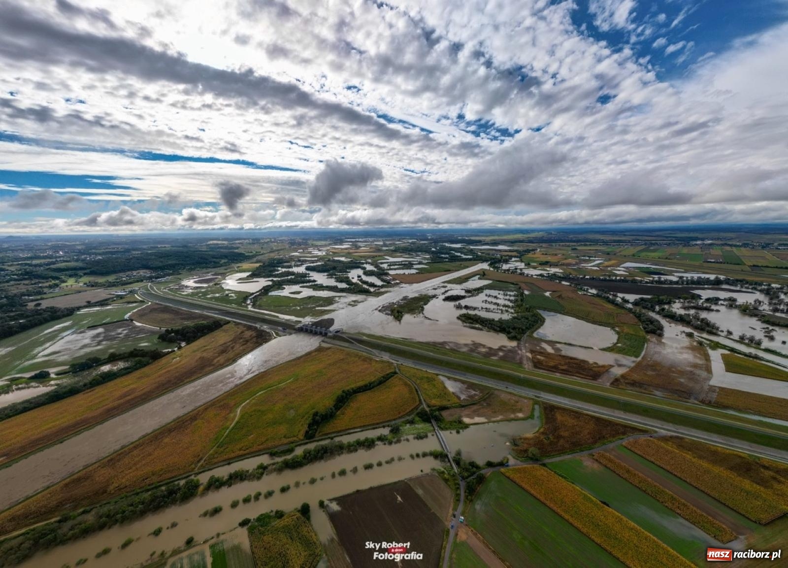 Zdjęcie w galerii na portalu naszraciborz.pl: Wody Polskie zwiększyły odpływ ze zbiornika Racibórz. Służby spodziewają się dużej fali na Odrze [FOTO z drona i WIDEO] wiadomości z regionu