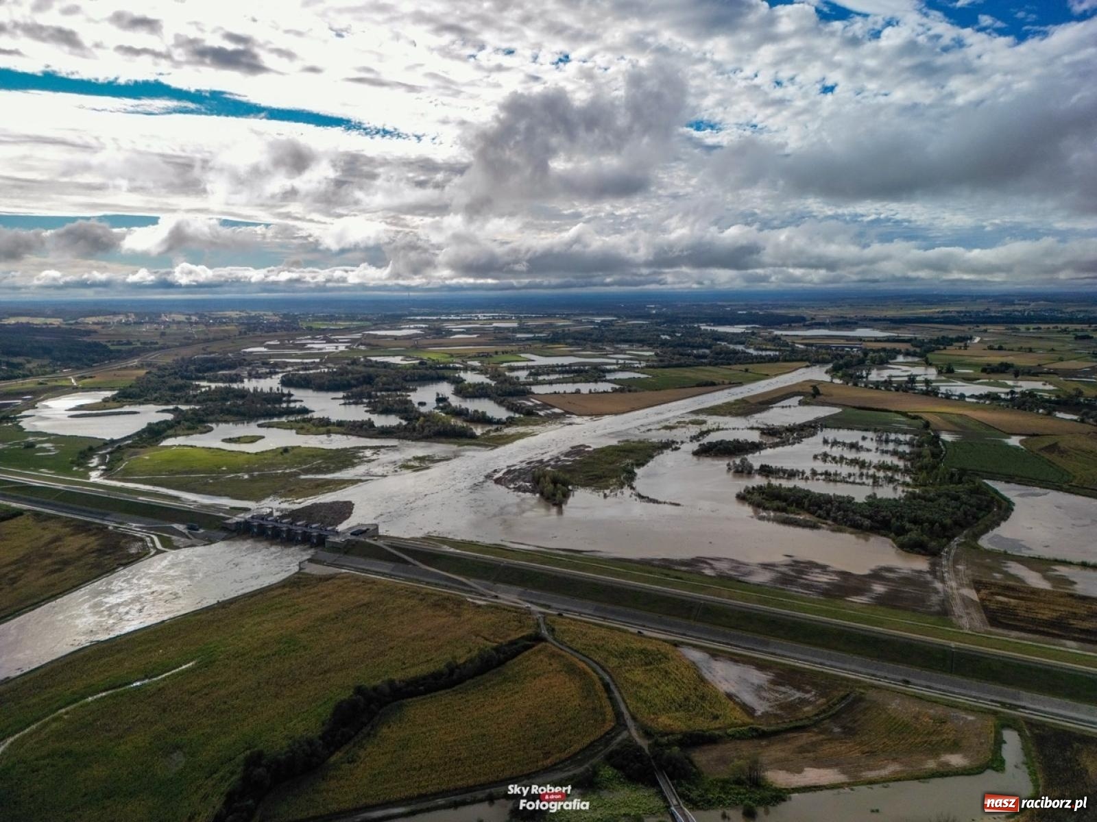 Zdjęcie w galerii na portalu naszraciborz.pl: Wody Polskie zwiększyły odpływ ze zbiornika Racibórz. Służby spodziewają się dużej fali na Odrze [FOTO z drona i WIDEO] wiadomości z regionu