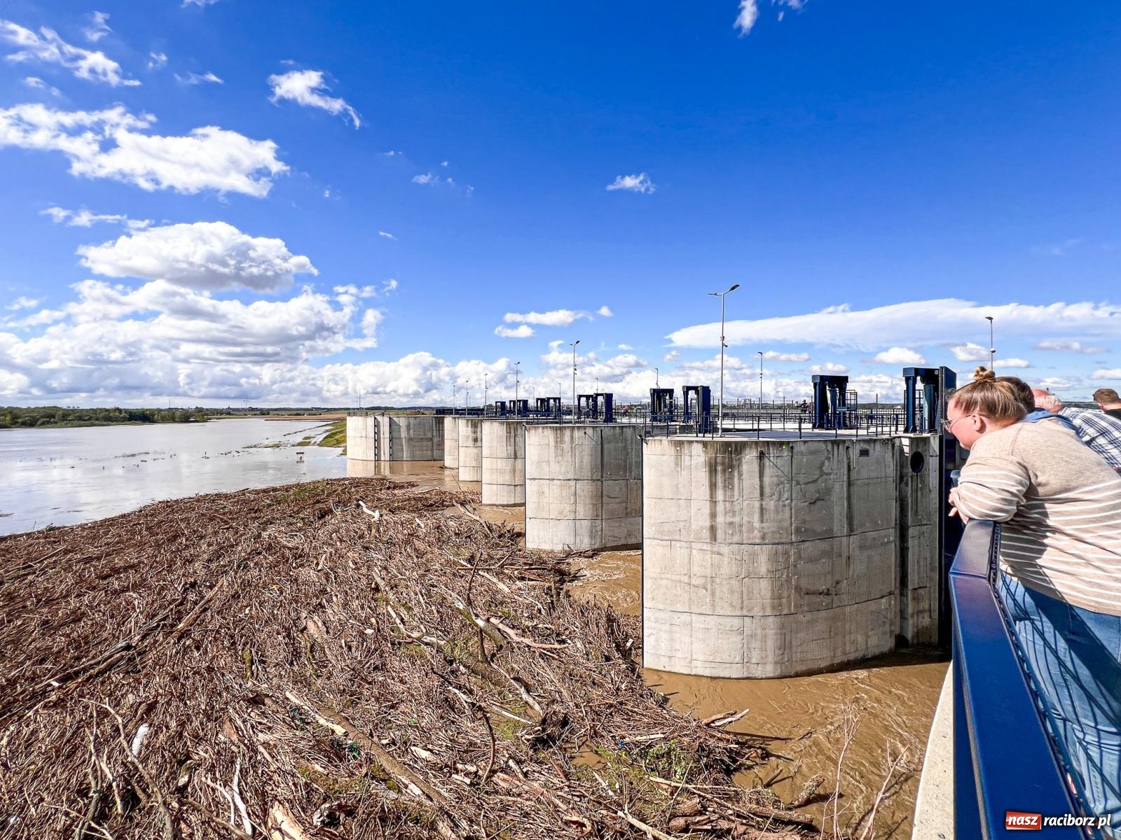 Zdjęcie w galerii na portalu naszraciborz.pl: Wody Polskie zwiększyły odpływ ze zbiornika Racibórz. Służby spodziewają się dużej fali na Odrze [FOTO z drona i WIDEO] wiadomości z regionu