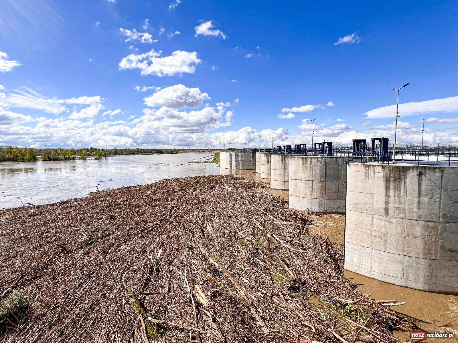 Zdjęcie w galerii na portalu naszraciborz.pl: Wody Polskie zwiększyły odpływ ze zbiornika Racibórz. Służby spodziewają się dużej fali na Odrze [FOTO z drona i WIDEO] wiadomości z regionu