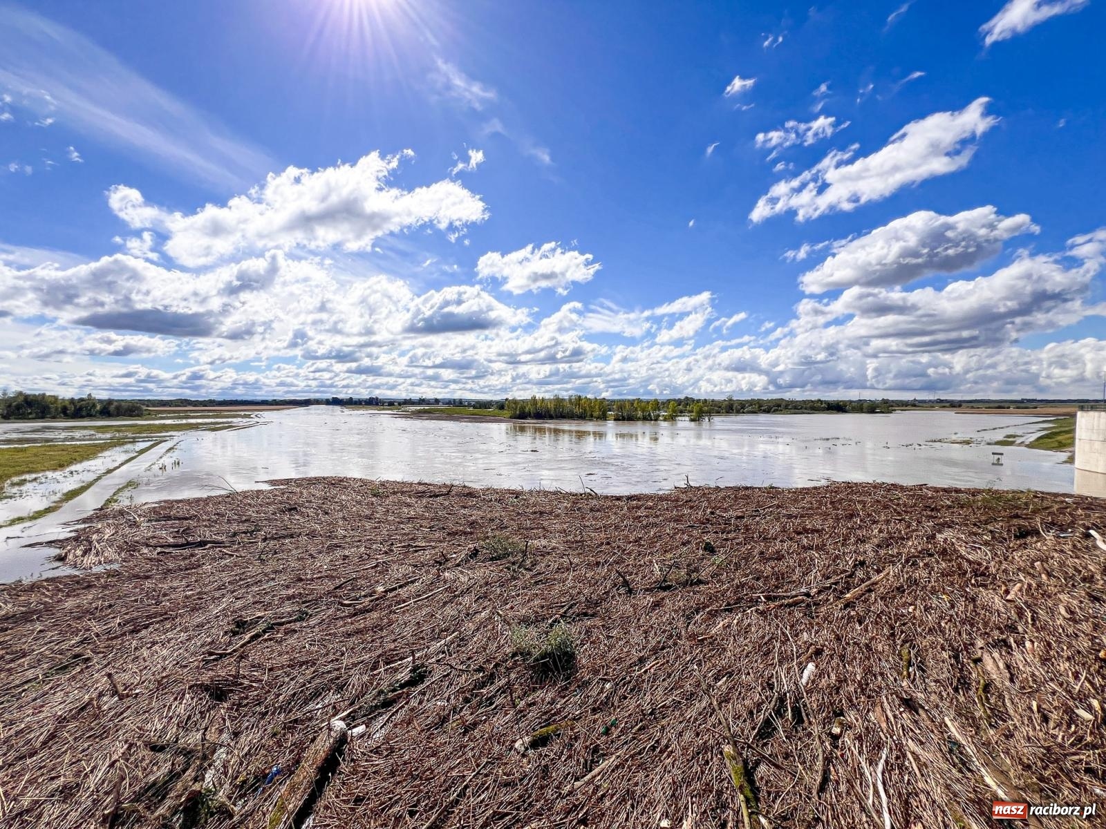 Zdjęcie w galerii na portalu naszraciborz.pl: Wody Polskie zwiększyły odpływ ze zbiornika Racibórz. Służby spodziewają się dużej fali na Odrze [FOTO z drona i WIDEO] wiadomości z regionu