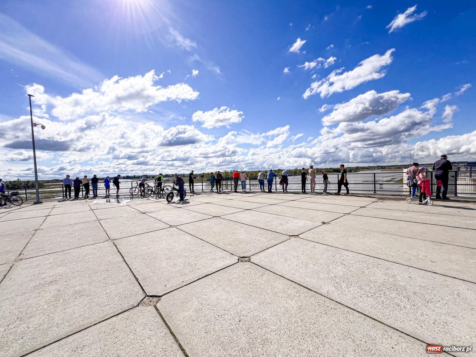 Zdjęcie w galerii na portalu naszraciborz.pl: Wody Polskie zwiększyły odpływ ze zbiornika Racibórz. Służby spodziewają się dużej fali na Odrze [FOTO z drona i WIDEO] wiadomości z regionu