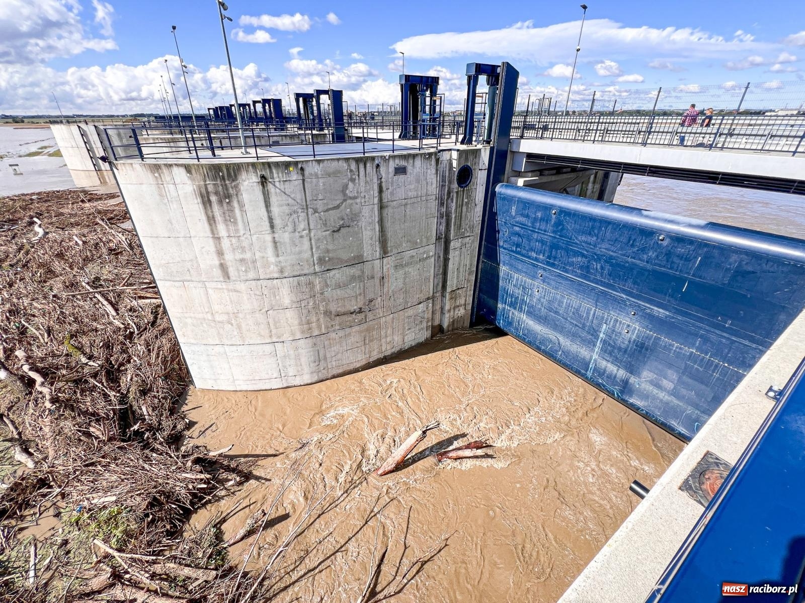 Zdjęcie w galerii na portalu naszraciborz.pl: Wody Polskie zwiększyły odpływ ze zbiornika Racibórz. Służby spodziewają się dużej fali na Odrze [FOTO z drona i WIDEO] wiadomości z regionu