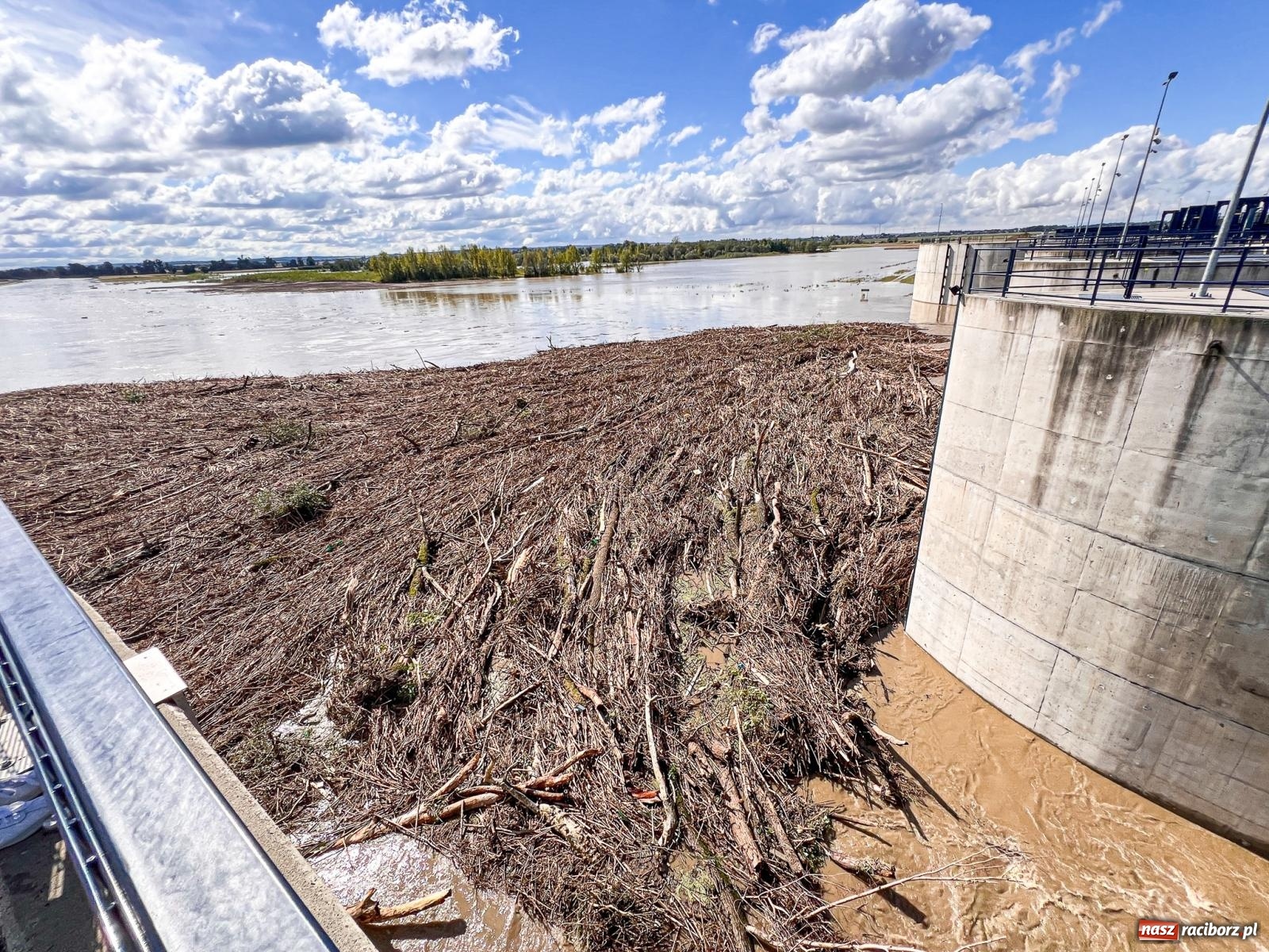 Zdjęcie w galerii na portalu naszraciborz.pl: Wody Polskie zwiększyły odpływ ze zbiornika Racibórz. Służby spodziewają się dużej fali na Odrze [FOTO z drona i WIDEO] wiadomości z regionu