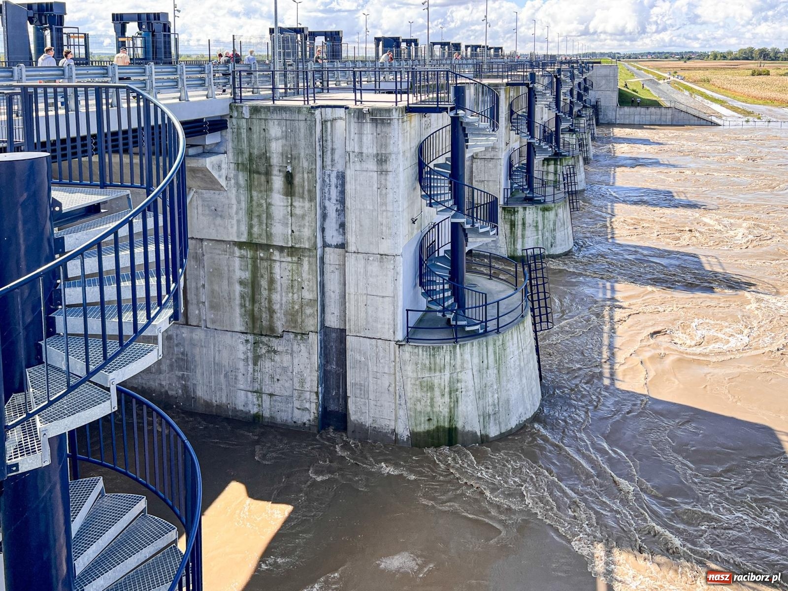 Zdjęcie w galerii na portalu naszraciborz.pl: Wody Polskie zwiększyły odpływ ze zbiornika Racibórz. Służby spodziewają się dużej fali na Odrze [FOTO z drona i WIDEO] wiadomości z regionu