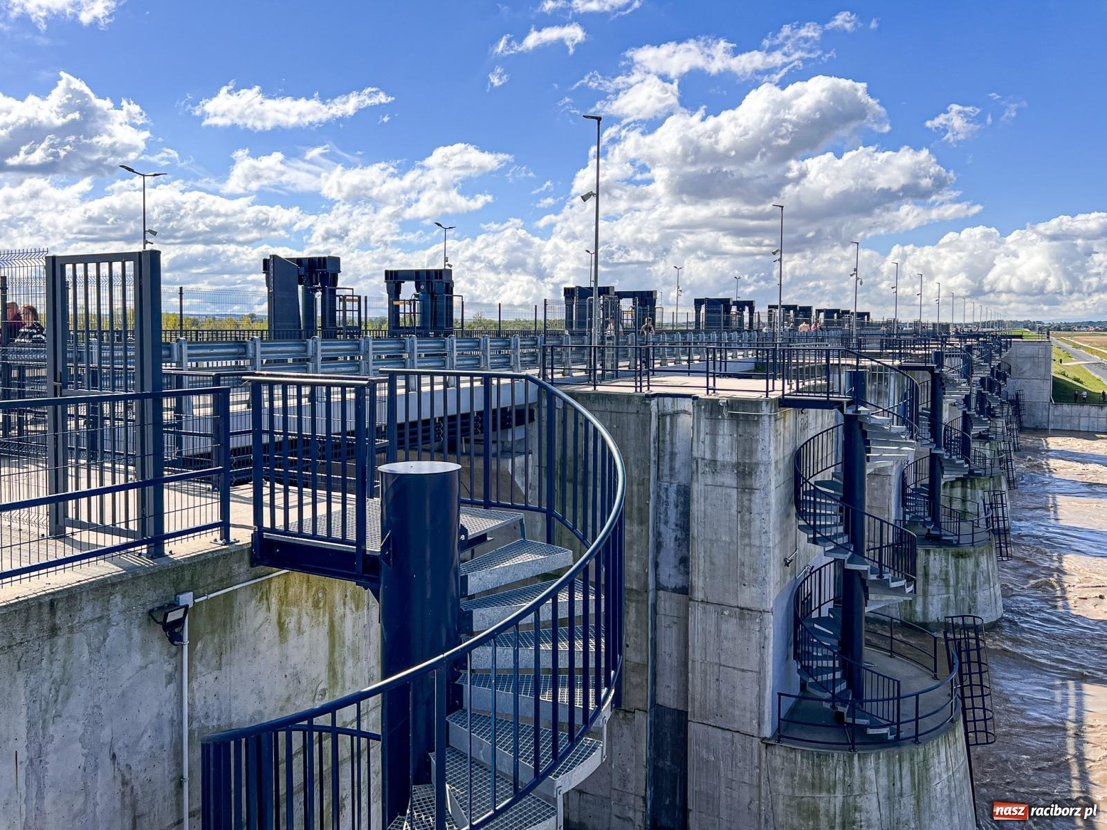 Zdjęcie w galerii na portalu naszraciborz.pl: Wody Polskie zwiększyły odpływ ze zbiornika Racibórz. Służby spodziewają się dużej fali na Odrze [FOTO z drona i WIDEO] wiadomości z regionu