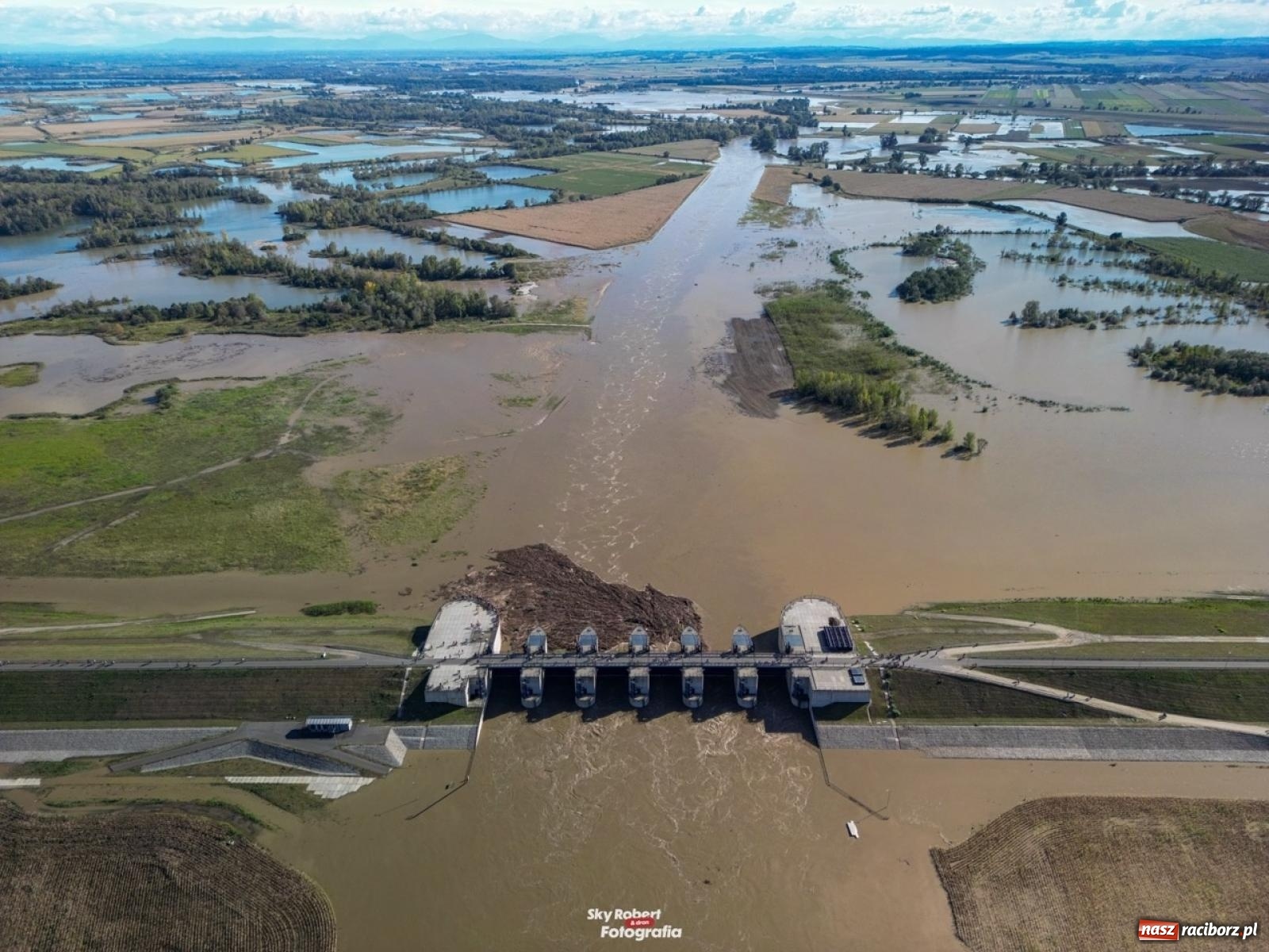 Zdjęcie w galerii na portalu naszraciborz.pl: Zbiornik Racibórz przyjął 15 mln metrów sześc. wody. To 10 proc. pojemności wiadomości z regionu