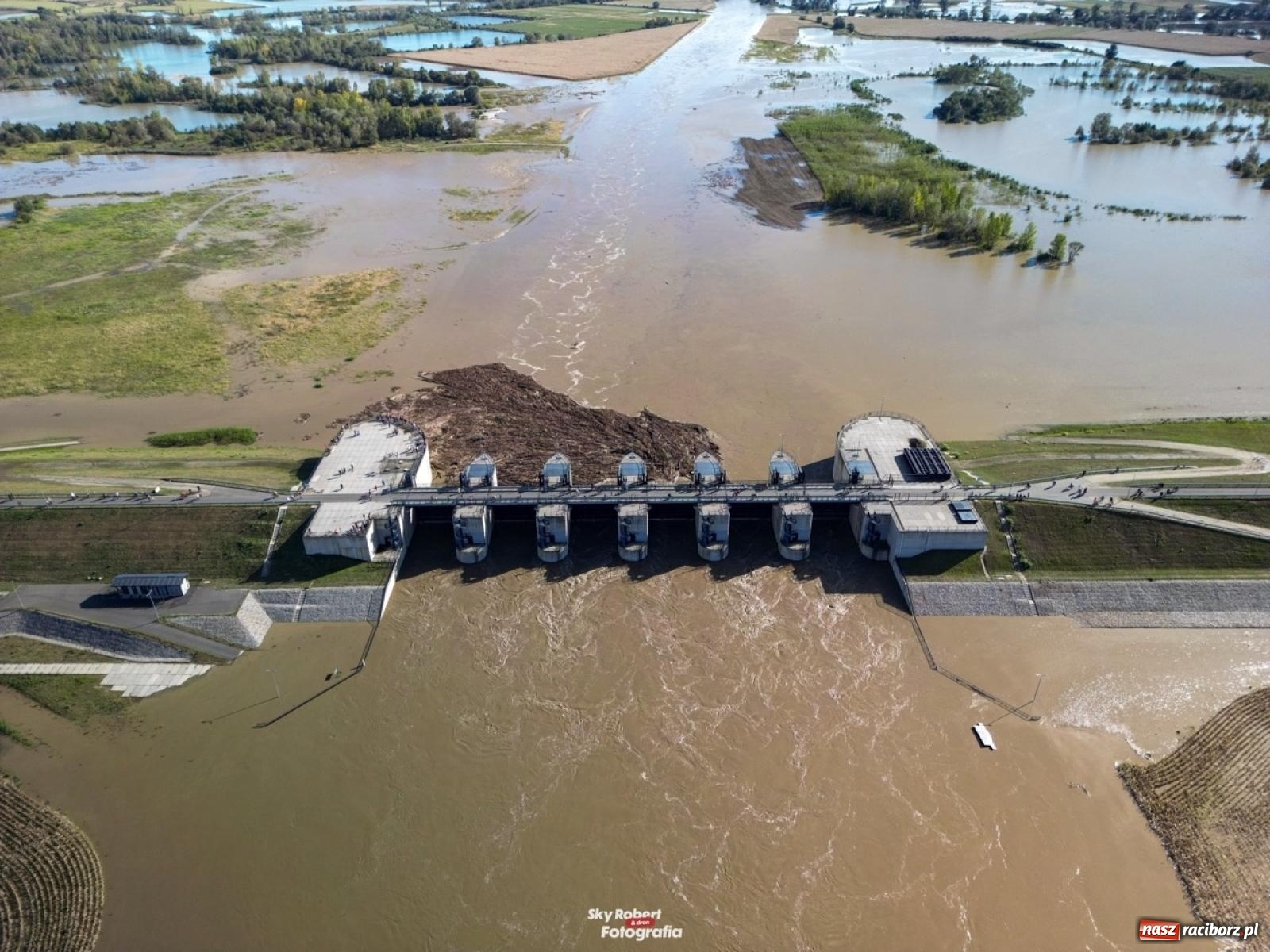 Zdjęcie w galerii na portalu naszraciborz.pl: Zbiornik Racibórz przyjął 15 mln metrów sześc. wody. To 10 proc. pojemności wiadomości z regionu