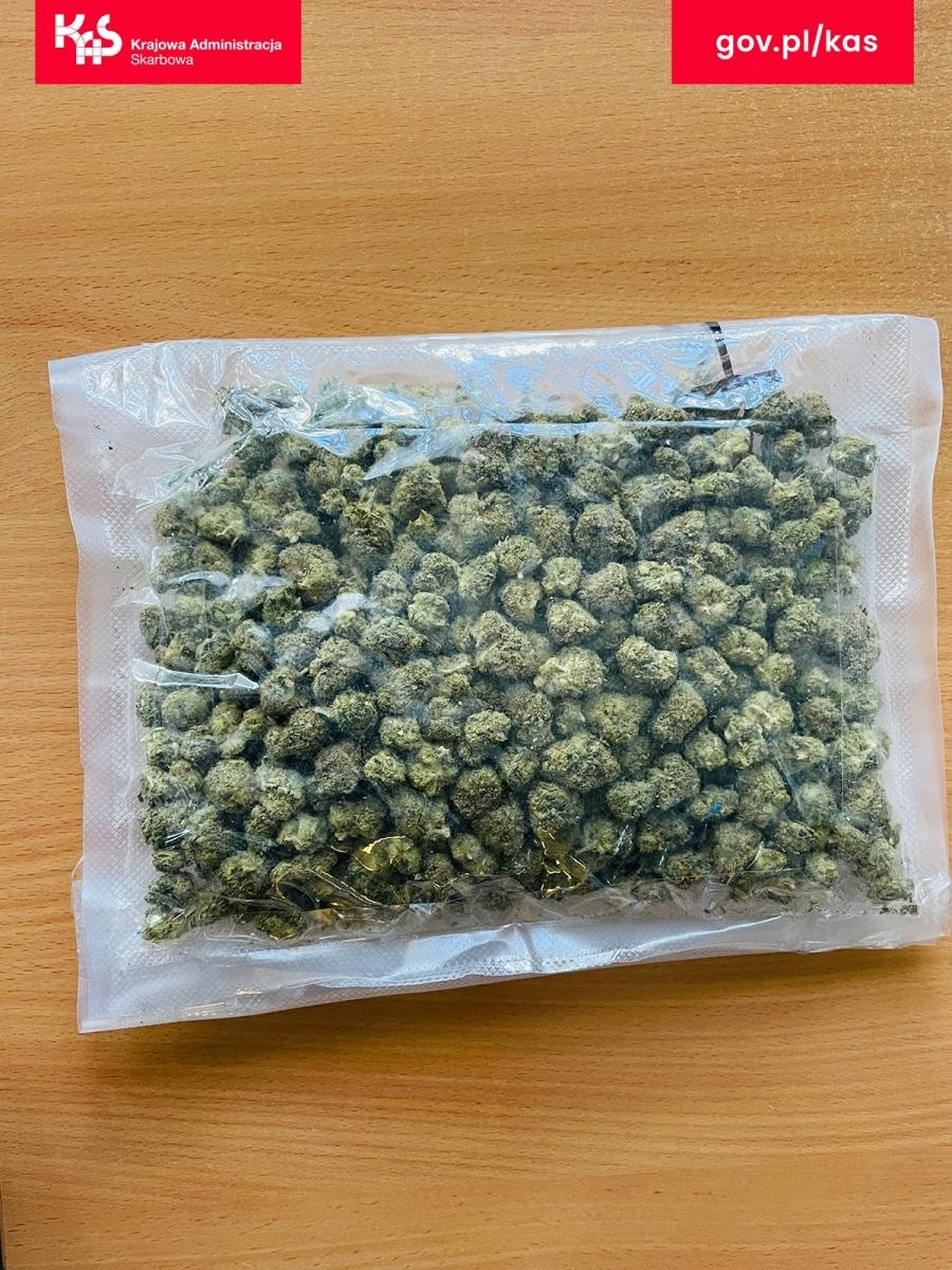 Zdjęcie w galerii na portalu naszraciborz.pl: Marihuana w przesyłce z USA. KAS zabezpieczyła ponad pół kilograma narkotyku wiadomości z regionu