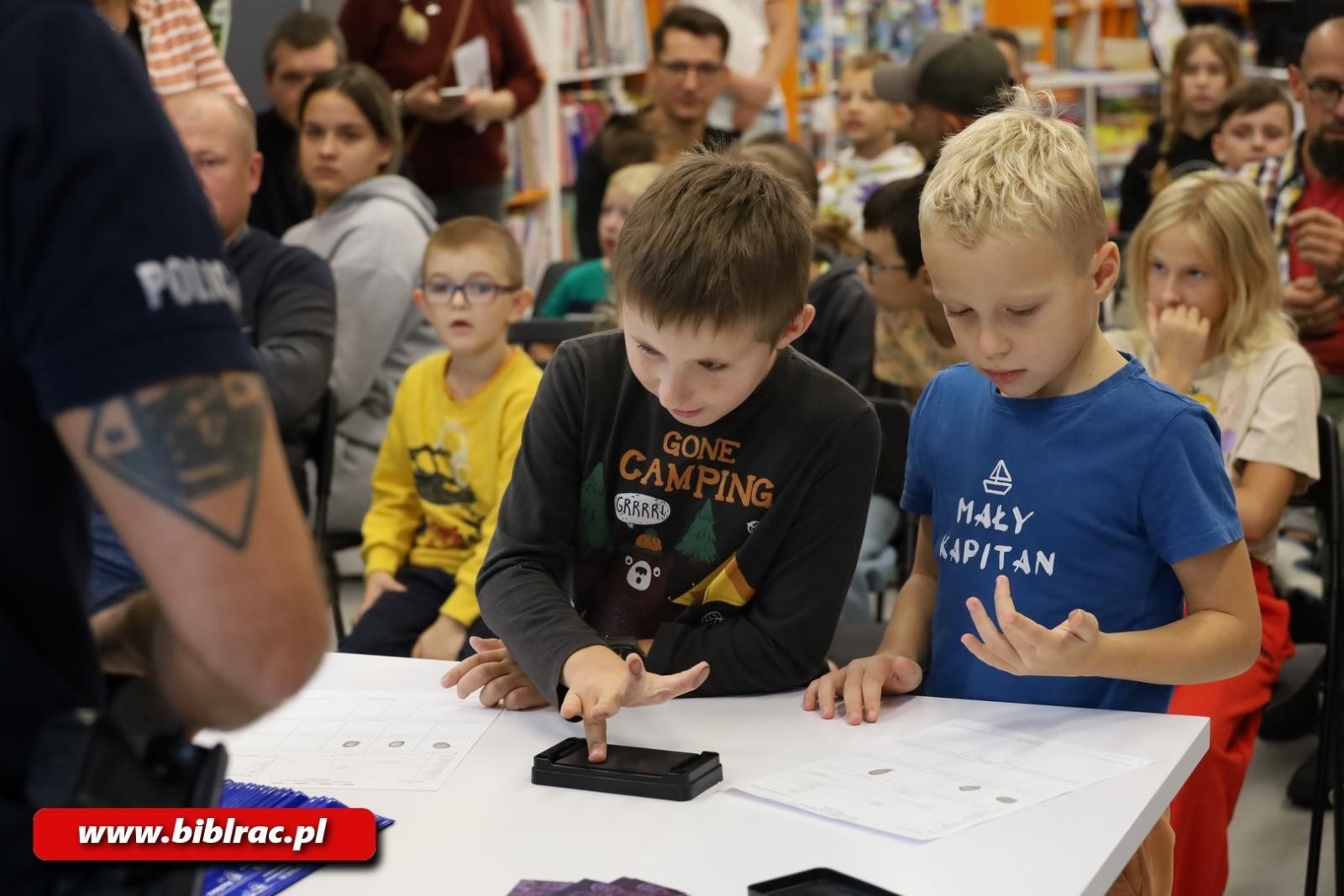 Zdjęcie w galerii na portalu naszraciborz.pl: Klub Ojca w raciborskiej bibliotece sposobem na deszczową sobotę wiadomości z regionu