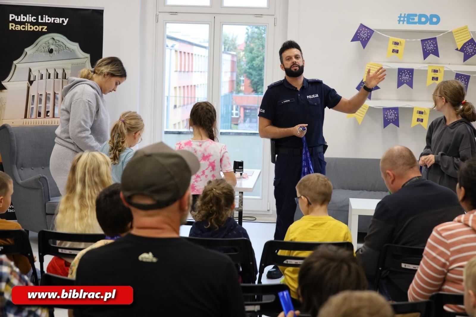 Zdjęcie w galerii na portalu naszraciborz.pl: Klub Ojca w raciborskiej bibliotece sposobem na deszczową sobotę wiadomości z regionu