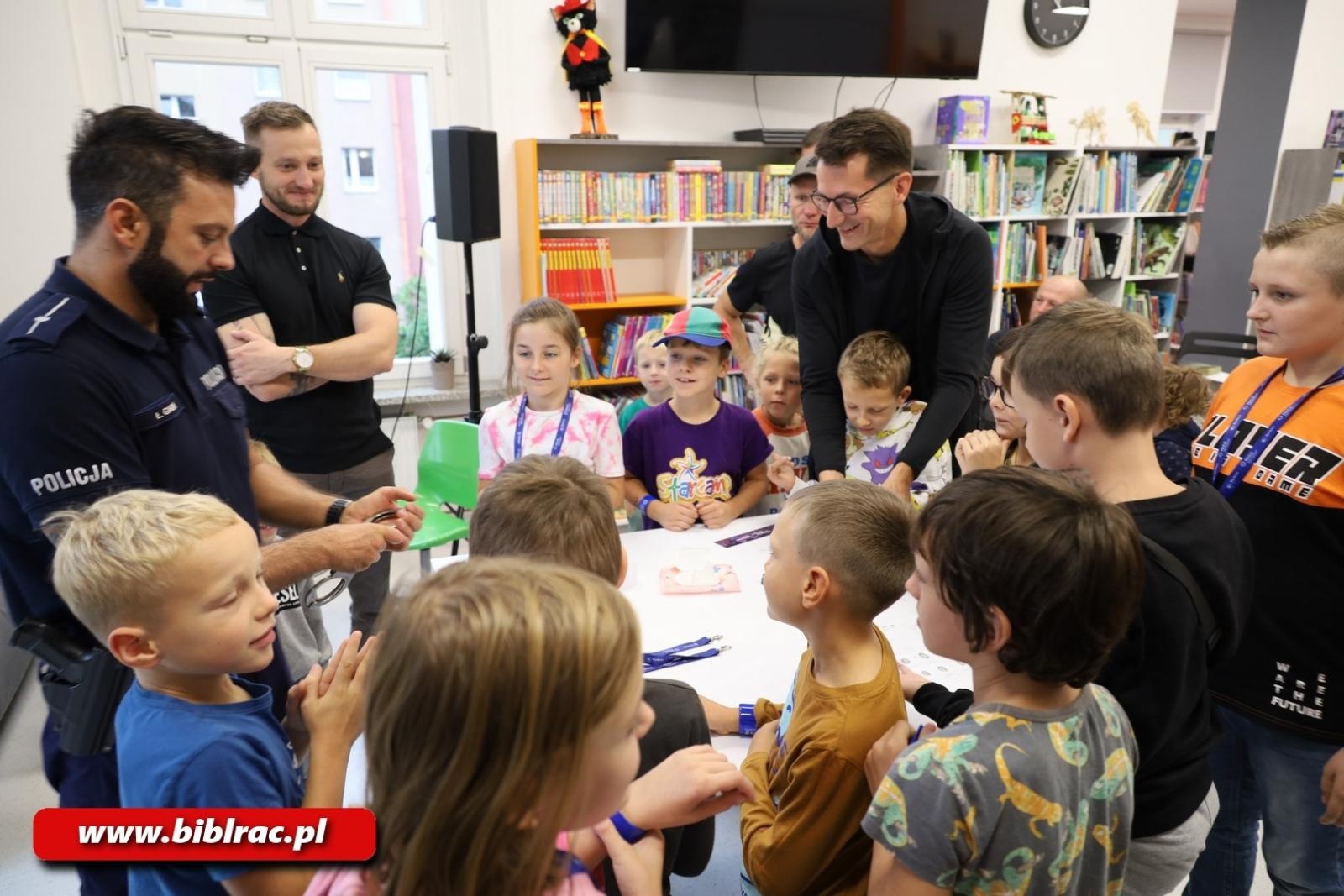 Zdjęcie w galerii na portalu naszraciborz.pl: Klub Ojca w raciborskiej bibliotece sposobem na deszczową sobotę wiadomości z regionu