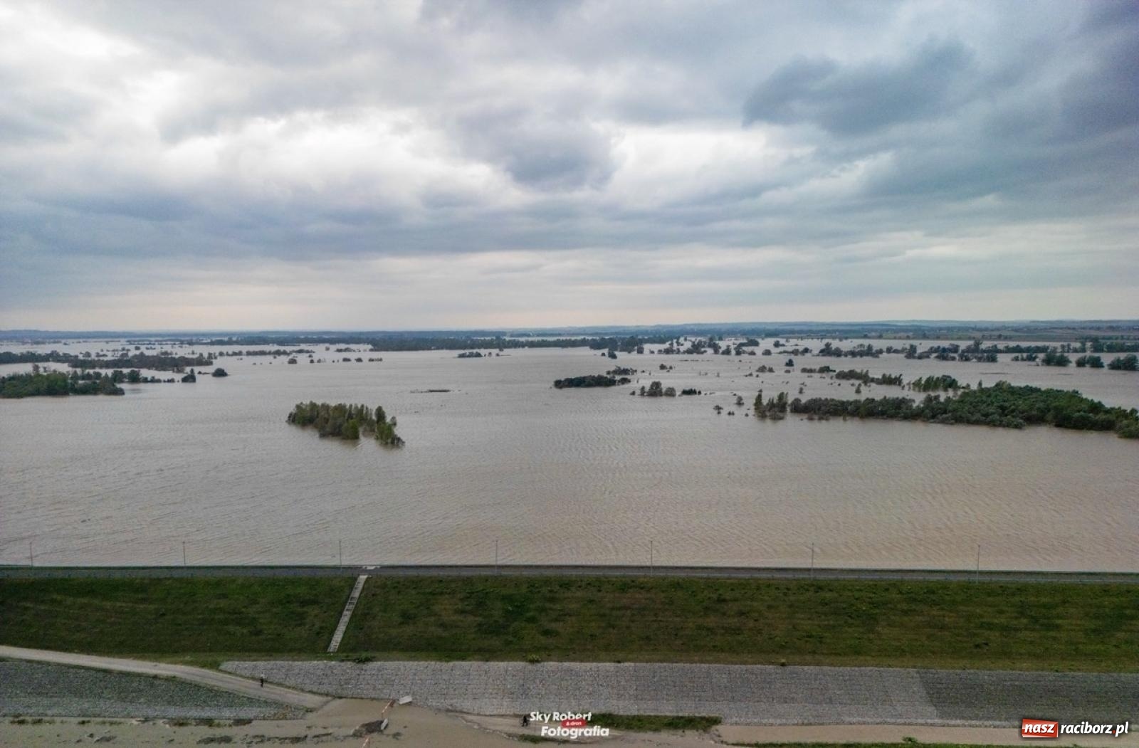 Zdjęcie w galerii na portalu naszraciborz.pl: Szef Biura Bezpieczeństwa Narodowego Kancelarii Prezydenta RP wizytował zbiornik Racibórz wiadomości z regionu