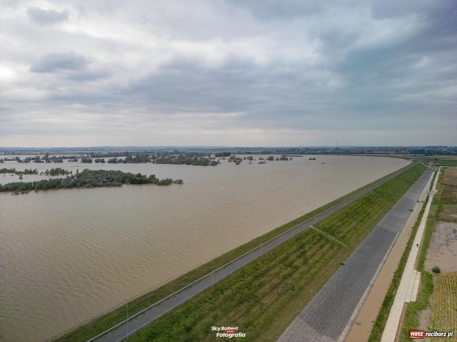 Zdjęcie w galerii na portalu naszraciborz.pl: Szef Biura Bezpieczeństwa Narodowego Kancelarii Prezydenta RP wizytował zbiornik Racibórz wiadomości z regionu