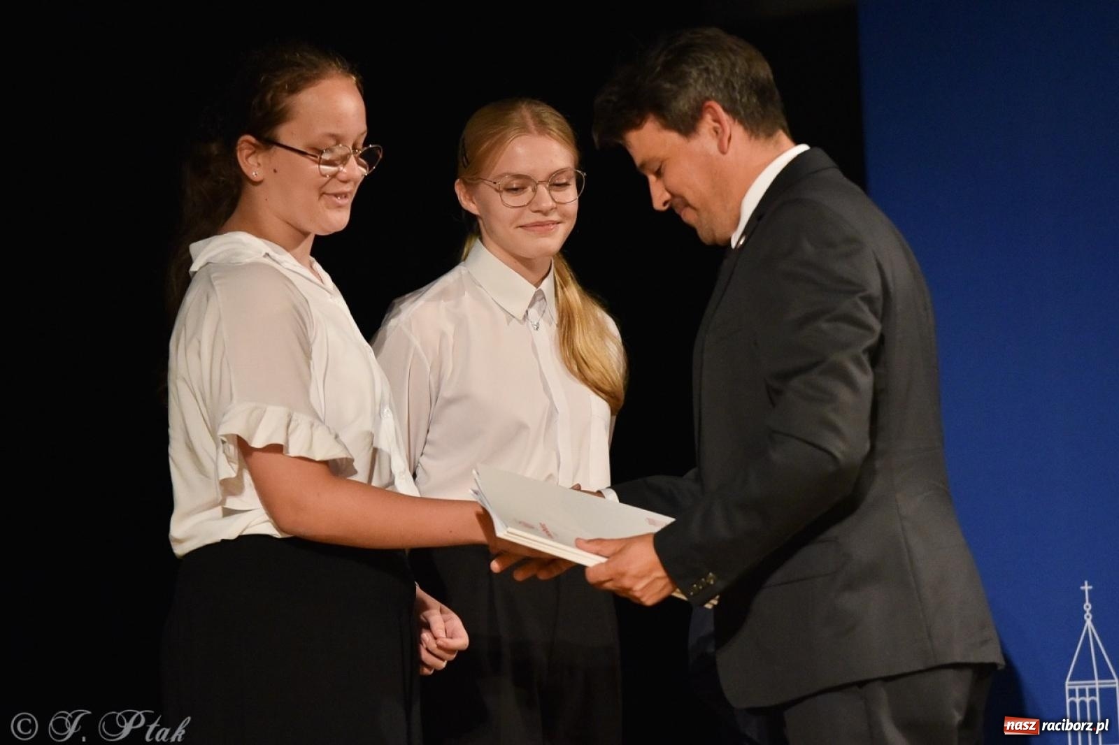Zdjęcie w galerii na portalu naszraciborz.pl: Ponad dwustu uhonorowanych. Wręczono raciborskie stypendia za wyniki w nauce [FOTO] wiadomości z regionu