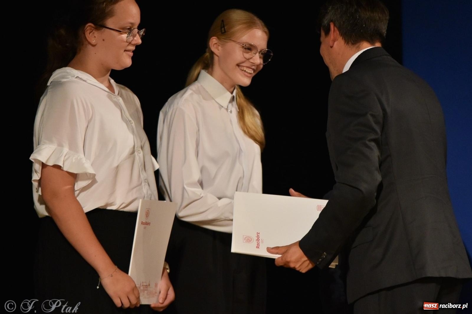 Zdjęcie w galerii na portalu naszraciborz.pl: Ponad dwustu uhonorowanych. Wręczono raciborskie stypendia za wyniki w nauce [FOTO] wiadomości z regionu