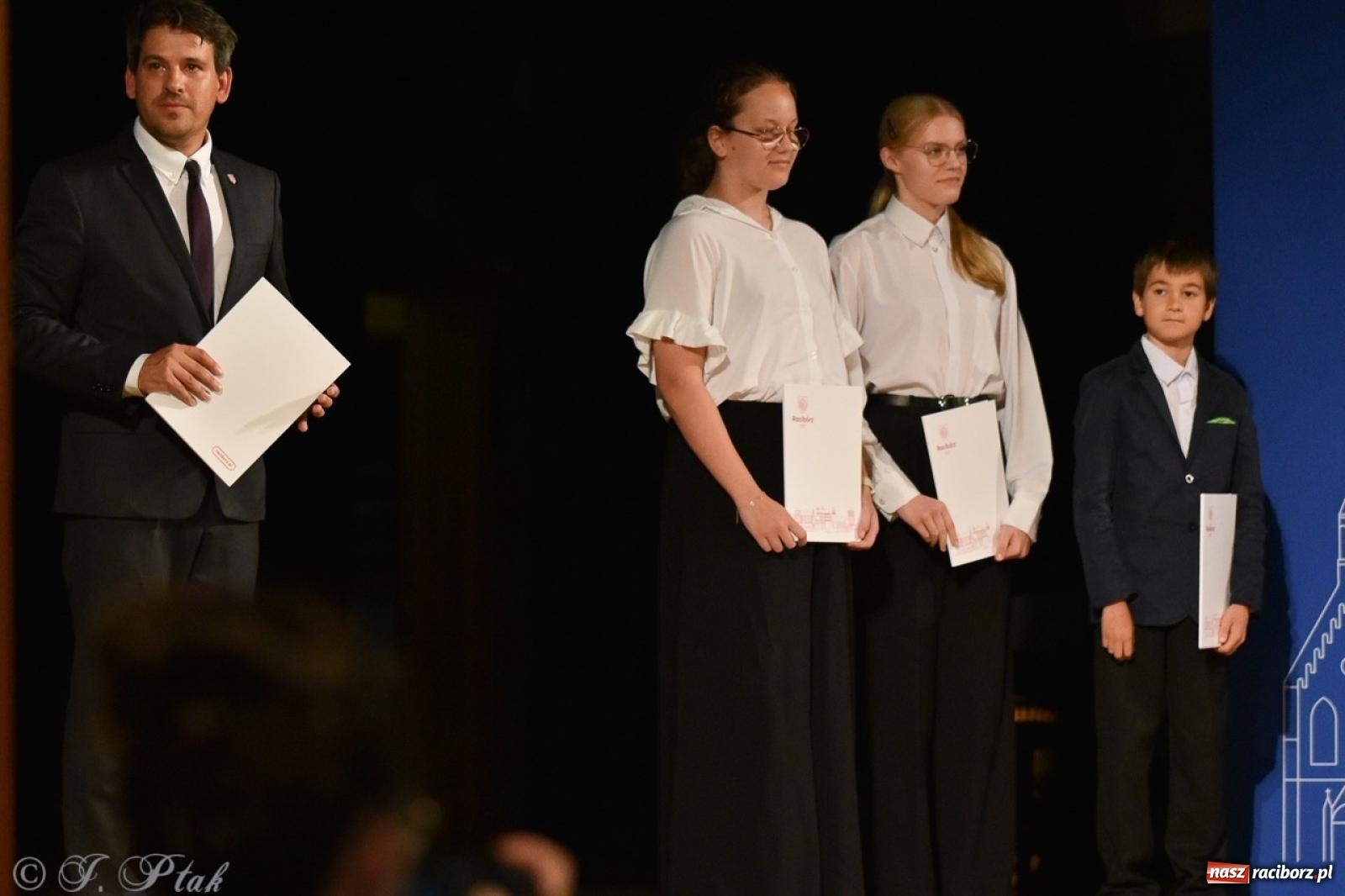 Zdjęcie w galerii na portalu naszraciborz.pl: Ponad dwustu uhonorowanych. Wręczono raciborskie stypendia za wyniki w nauce [FOTO] wiadomości z regionu