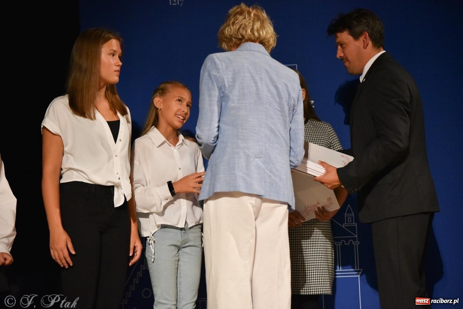 Zdjęcie w galerii na portalu naszraciborz.pl: Ponad dwustu uhonorowanych. Wręczono raciborskie stypendia za wyniki w nauce [FOTO] wiadomości z regionu