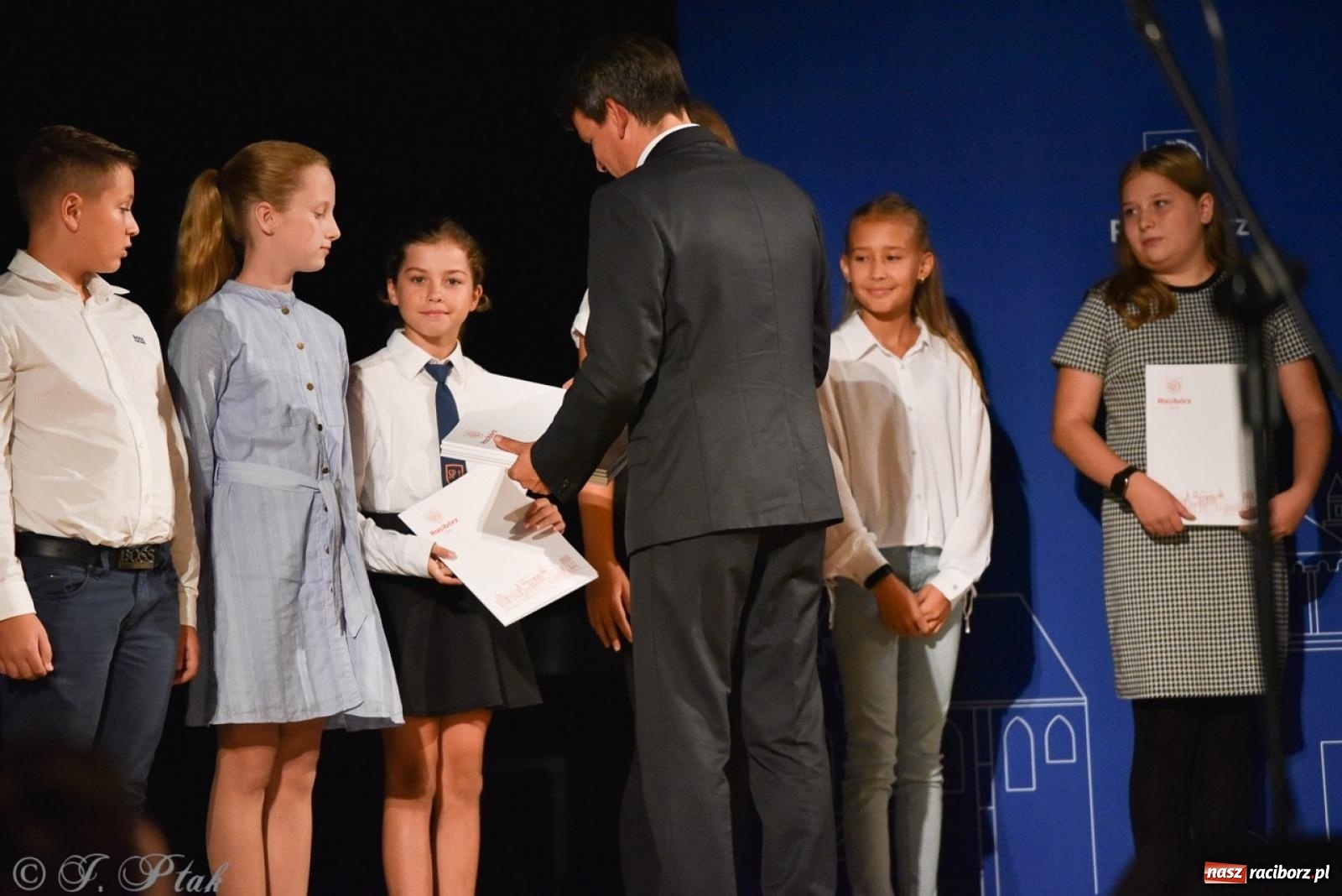 Zdjęcie w galerii na portalu naszraciborz.pl: Ponad dwustu uhonorowanych. Wręczono raciborskie stypendia za wyniki w nauce [FOTO] wiadomości z regionu