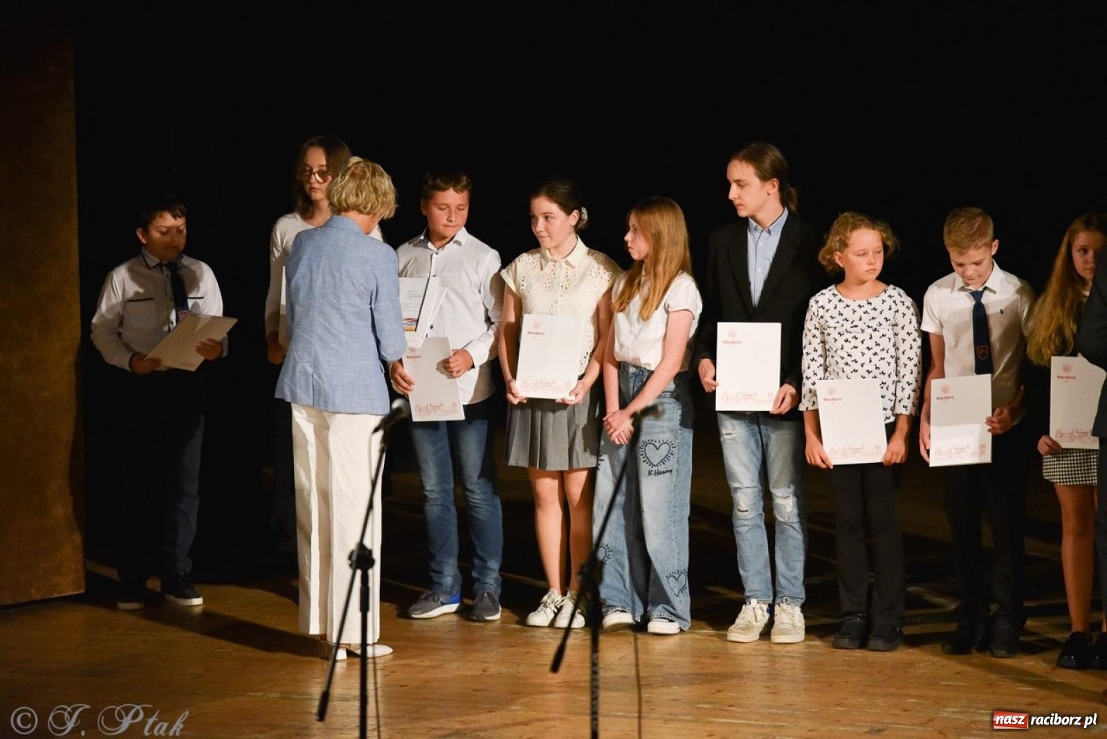 Zdjęcie w galerii na portalu naszraciborz.pl: Ponad dwustu uhonorowanych. Wręczono raciborskie stypendia za wyniki w nauce [FOTO] wiadomości z regionu