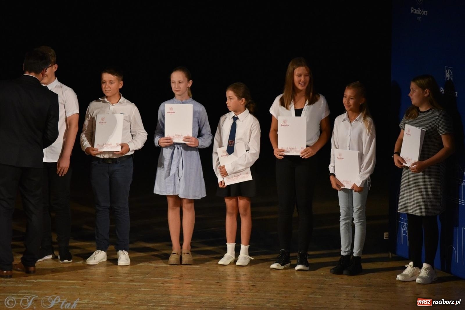 Zdjęcie w galerii na portalu naszraciborz.pl: Ponad dwustu uhonorowanych. Wręczono raciborskie stypendia za wyniki w nauce [FOTO] wiadomości z regionu
