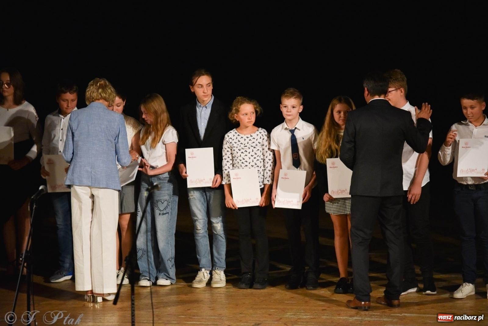 Zdjęcie w galerii na portalu naszraciborz.pl: Ponad dwustu uhonorowanych. Wręczono raciborskie stypendia za wyniki w nauce [FOTO] wiadomości z regionu