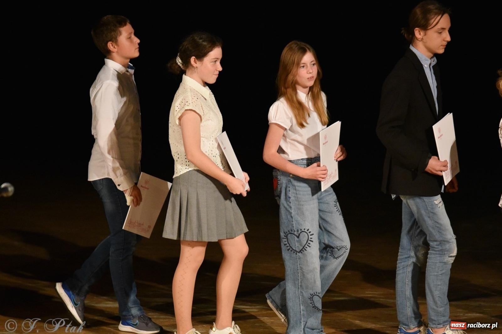 Zdjęcie w galerii na portalu naszraciborz.pl: Ponad dwustu uhonorowanych. Wręczono raciborskie stypendia za wyniki w nauce [FOTO] wiadomości z regionu