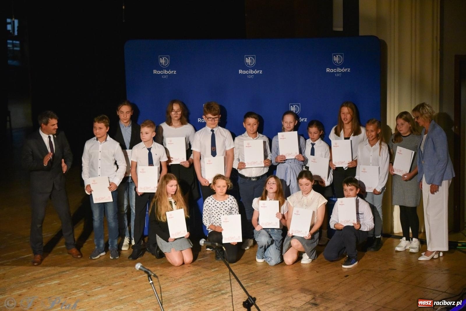 Zdjęcie w galerii na portalu naszraciborz.pl: Ponad dwustu uhonorowanych. Wręczono raciborskie stypendia za wyniki w nauce [FOTO] wiadomości z regionu