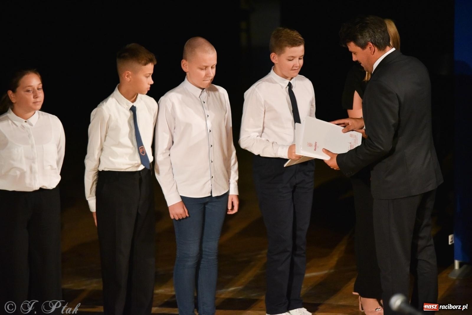 Zdjęcie w galerii na portalu naszraciborz.pl: Ponad dwustu uhonorowanych. Wręczono raciborskie stypendia za wyniki w nauce [FOTO] wiadomości z regionu