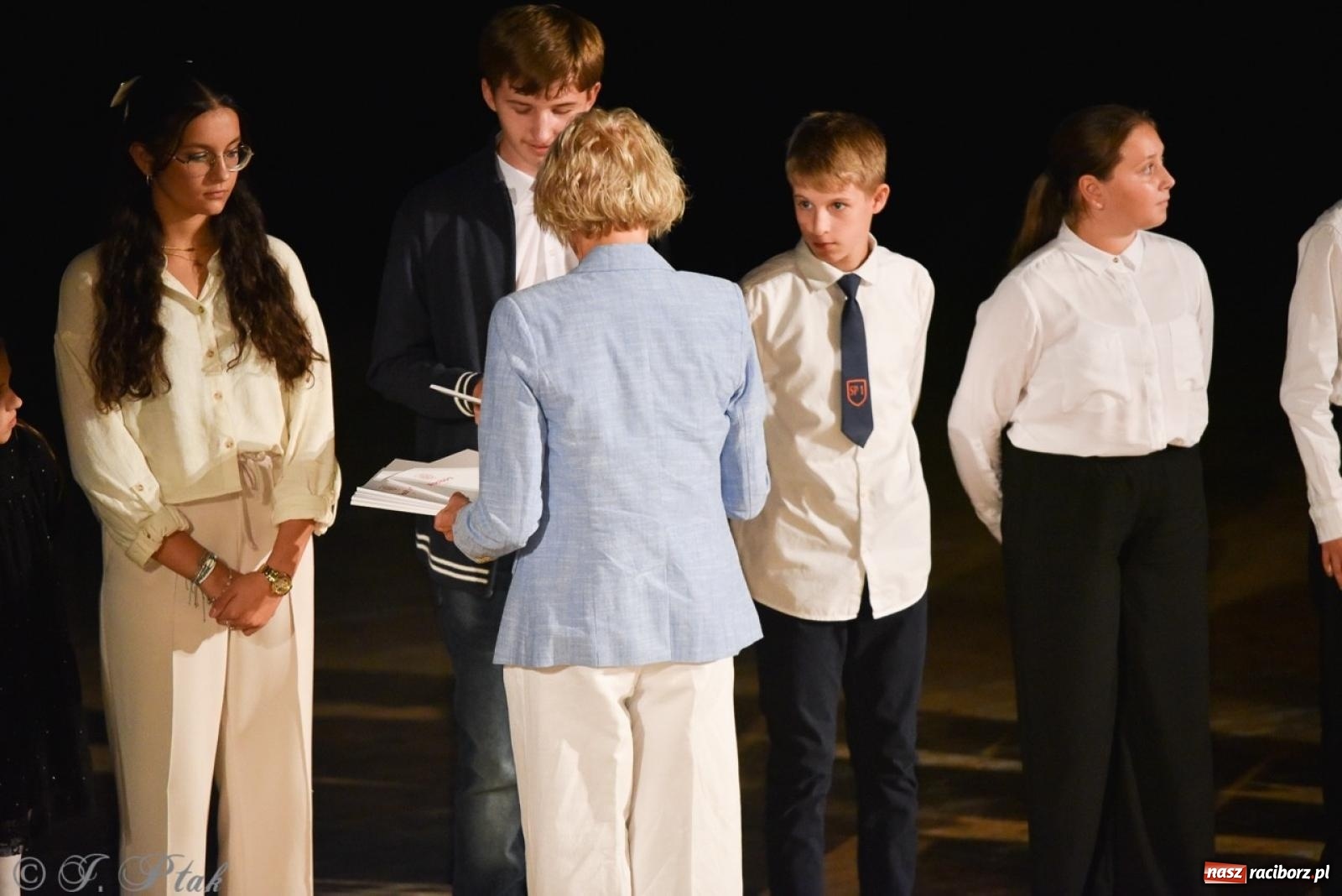 Zdjęcie w galerii na portalu naszraciborz.pl: Ponad dwustu uhonorowanych. Wręczono raciborskie stypendia za wyniki w nauce [FOTO] wiadomości z regionu