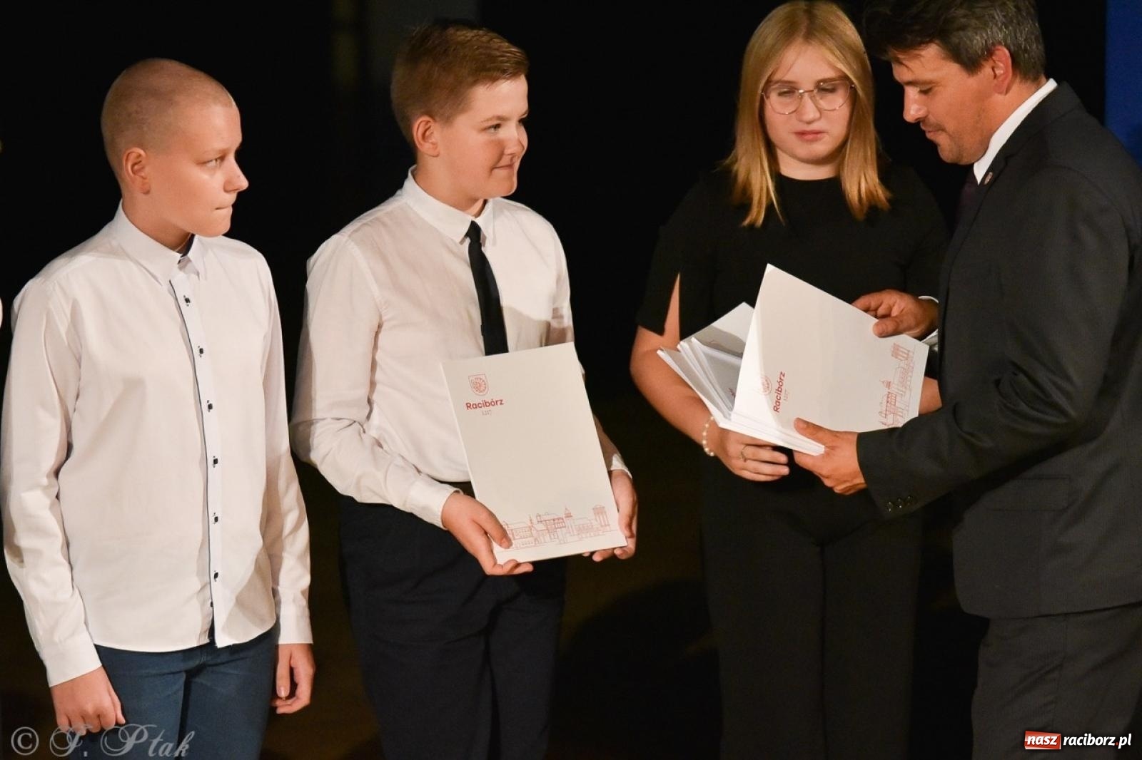 Zdjęcie w galerii na portalu naszraciborz.pl: Ponad dwustu uhonorowanych. Wręczono raciborskie stypendia za wyniki w nauce [FOTO] wiadomości z regionu