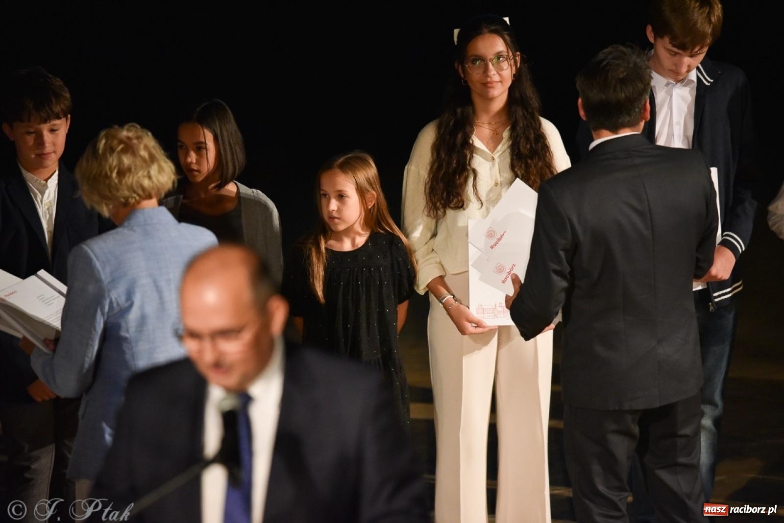 Zdjęcie w galerii na portalu naszraciborz.pl: Ponad dwustu uhonorowanych. Wręczono raciborskie stypendia za wyniki w nauce [FOTO] wiadomości z regionu