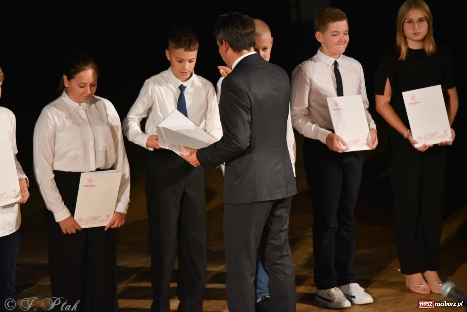 Zdjęcie w galerii na portalu naszraciborz.pl: Ponad dwustu uhonorowanych. Wręczono raciborskie stypendia za wyniki w nauce [FOTO] wiadomości z regionu