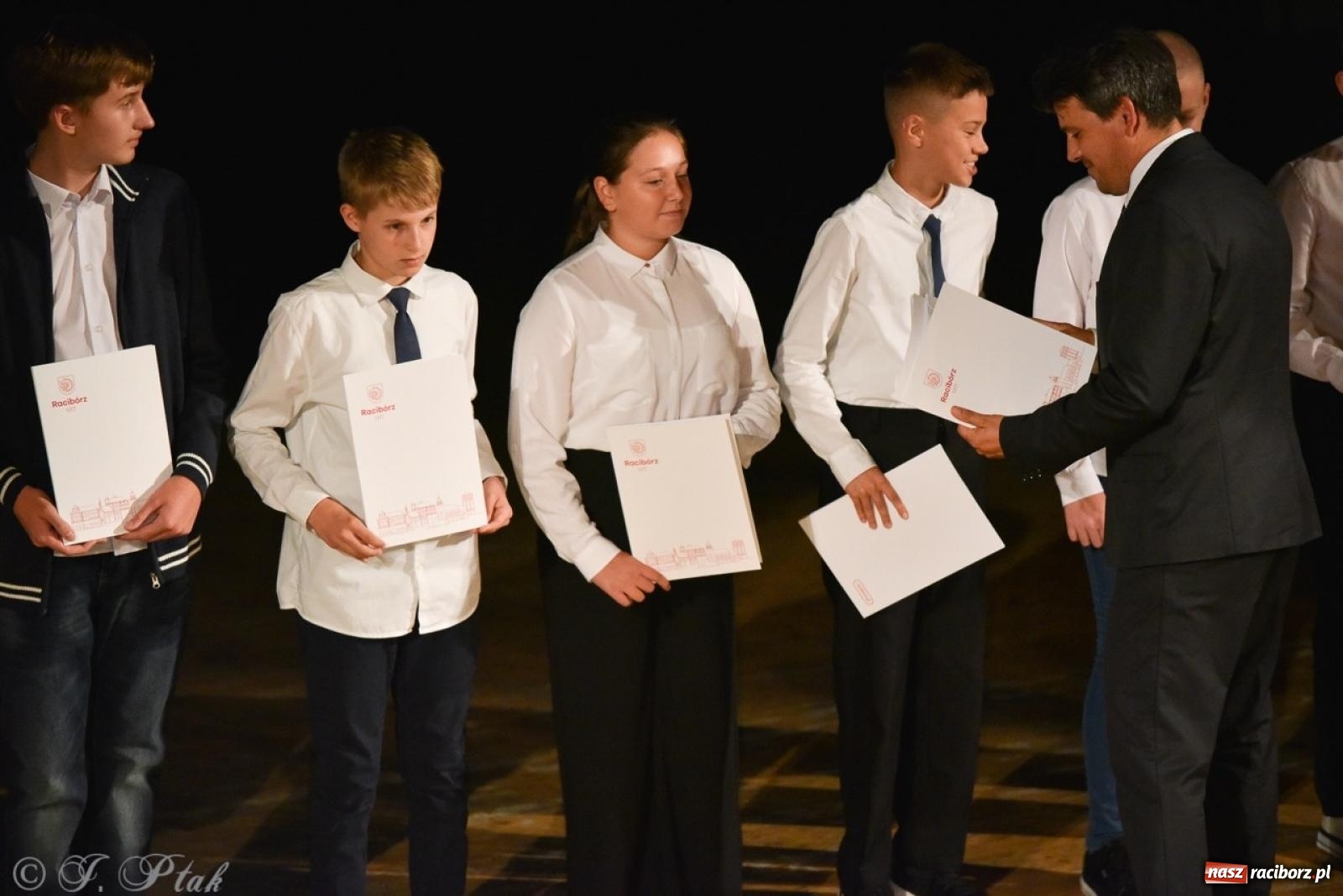 Zdjęcie w galerii na portalu naszraciborz.pl: Ponad dwustu uhonorowanych. Wręczono raciborskie stypendia za wyniki w nauce [FOTO] wiadomości z regionu