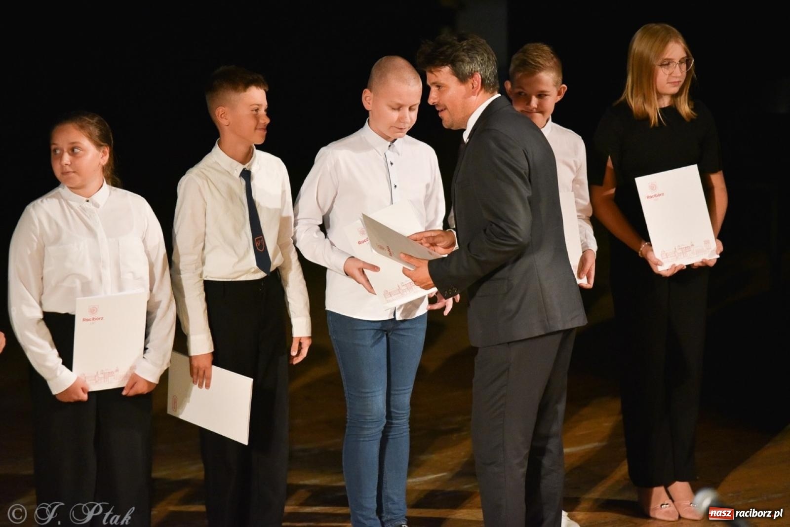 Zdjęcie w galerii na portalu naszraciborz.pl: Ponad dwustu uhonorowanych. Wręczono raciborskie stypendia za wyniki w nauce [FOTO] wiadomości z regionu