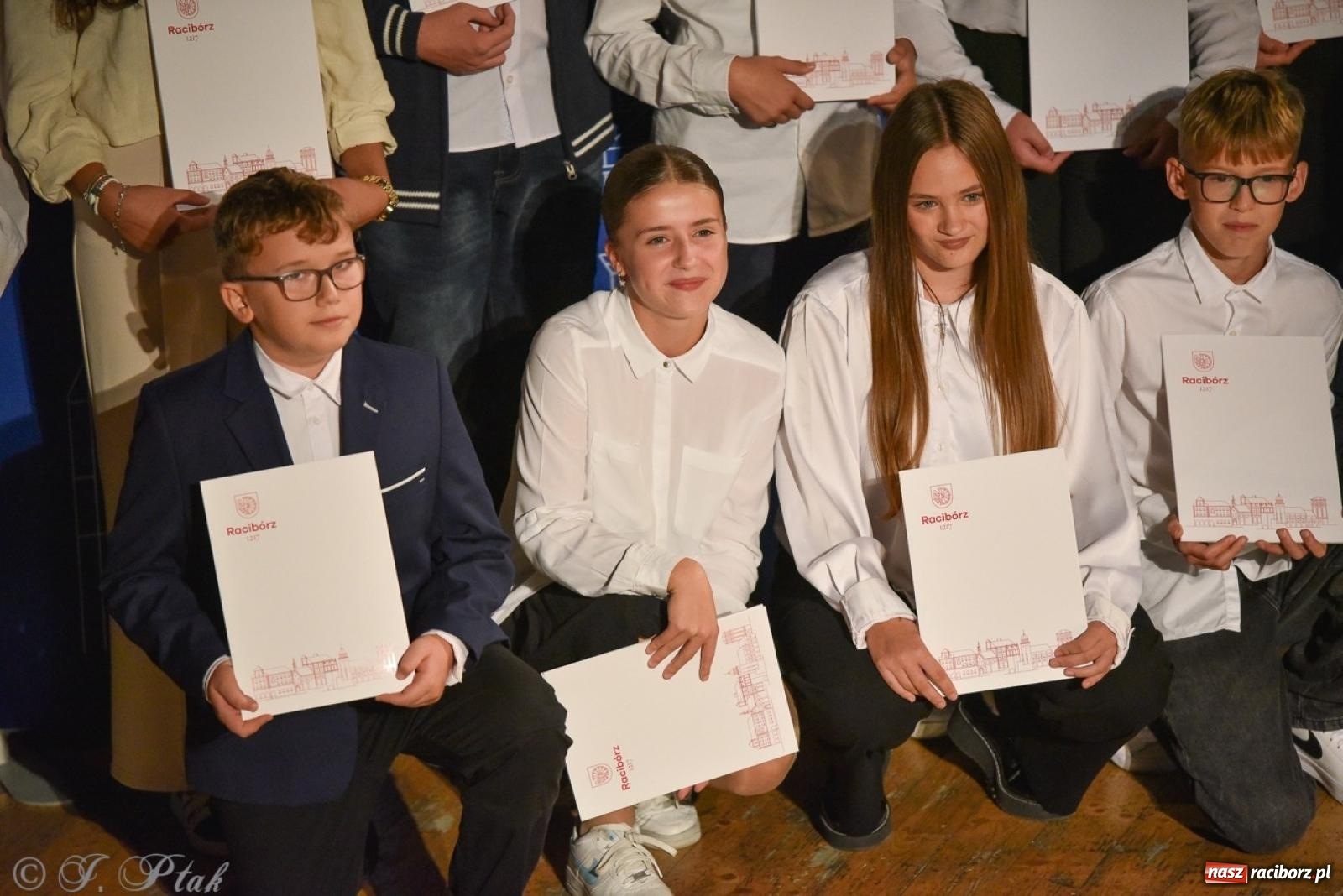 Zdjęcie w galerii na portalu naszraciborz.pl: Ponad dwustu uhonorowanych. Wręczono raciborskie stypendia za wyniki w nauce [FOTO] wiadomości z regionu