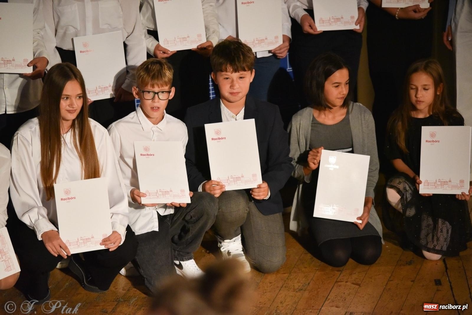 Zdjęcie w galerii na portalu naszraciborz.pl: Ponad dwustu uhonorowanych. Wręczono raciborskie stypendia za wyniki w nauce [FOTO] wiadomości z regionu