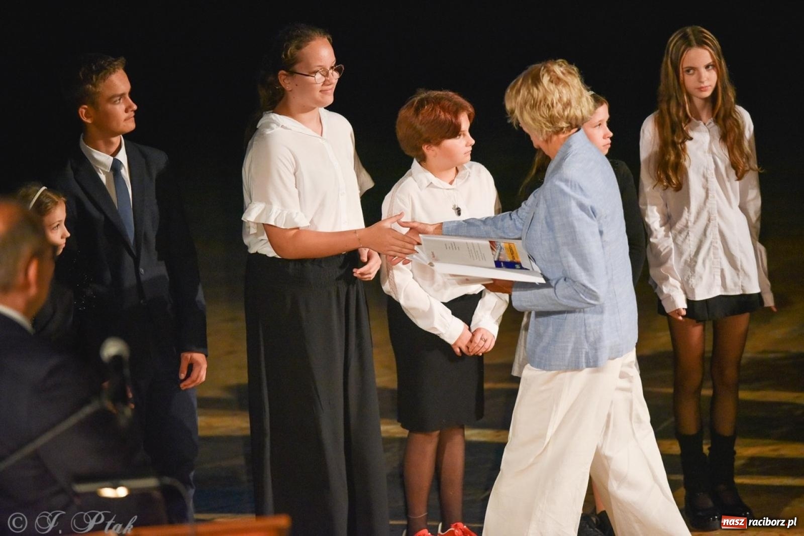 Zdjęcie w galerii na portalu naszraciborz.pl: Ponad dwustu uhonorowanych. Wręczono raciborskie stypendia za wyniki w nauce [FOTO] wiadomości z regionu