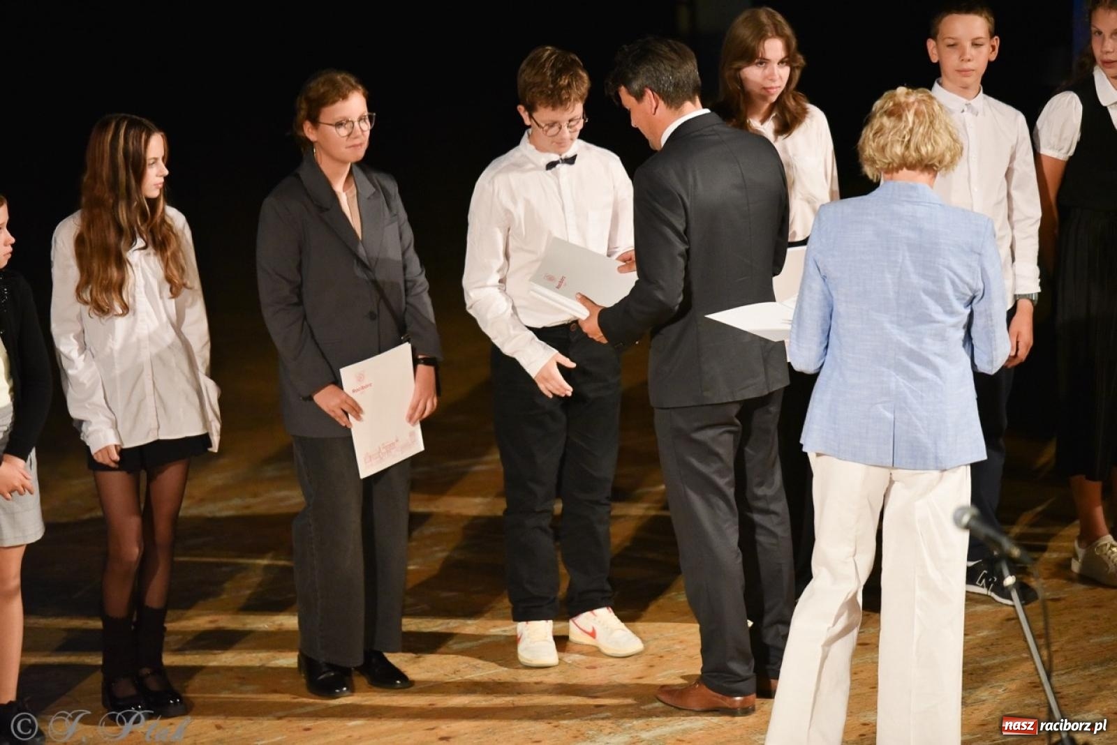 Zdjęcie w galerii na portalu naszraciborz.pl: Ponad dwustu uhonorowanych. Wręczono raciborskie stypendia za wyniki w nauce [FOTO] wiadomości z regionu