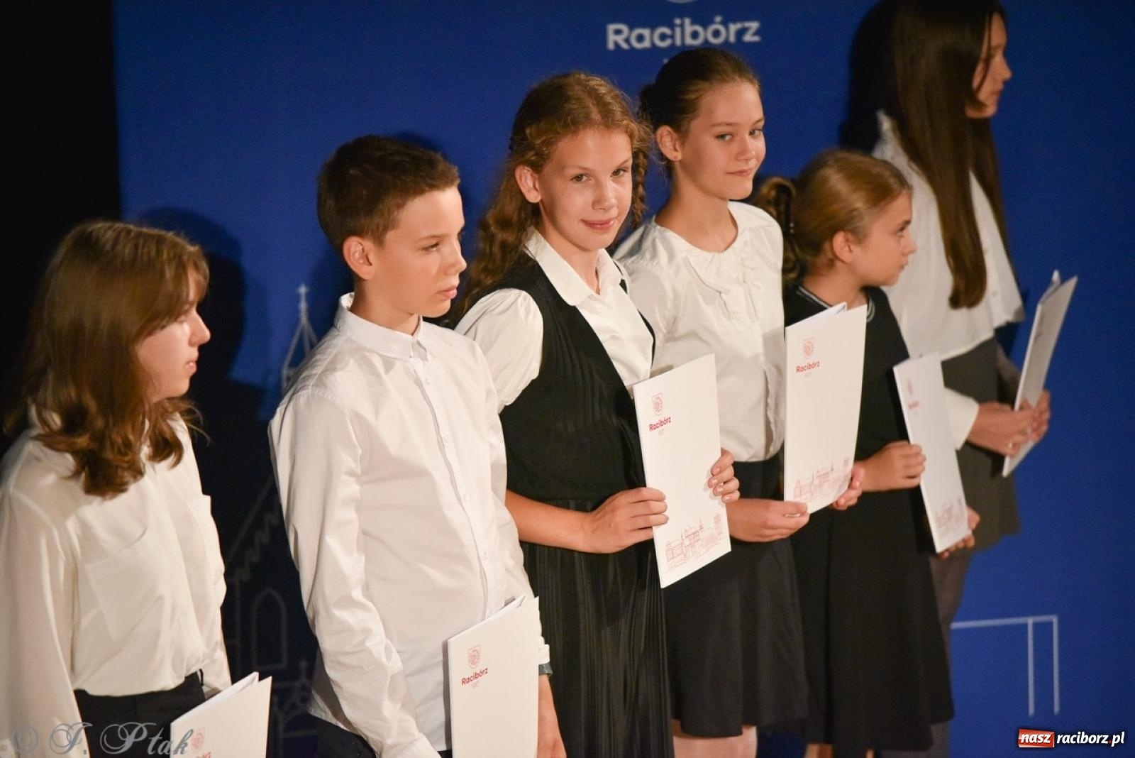 Zdjęcie w galerii na portalu naszraciborz.pl: Ponad dwustu uhonorowanych. Wręczono raciborskie stypendia za wyniki w nauce [FOTO] wiadomości z regionu