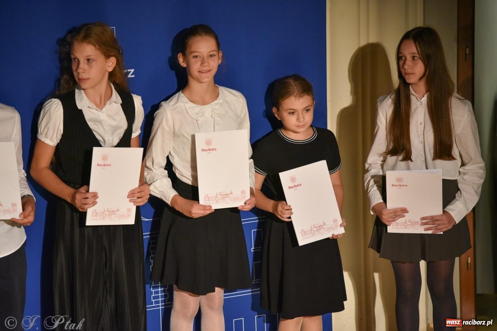 Zdjęcie w galerii na portalu naszraciborz.pl: Ponad dwustu uhonorowanych. Wręczono raciborskie stypendia za wyniki w nauce [FOTO] wiadomości z regionu