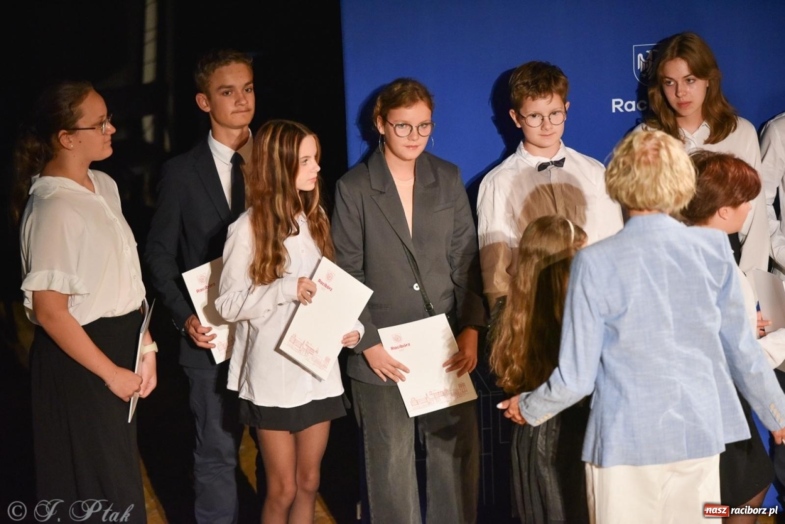 Zdjęcie w galerii na portalu naszraciborz.pl: Ponad dwustu uhonorowanych. Wręczono raciborskie stypendia za wyniki w nauce [FOTO] wiadomości z regionu